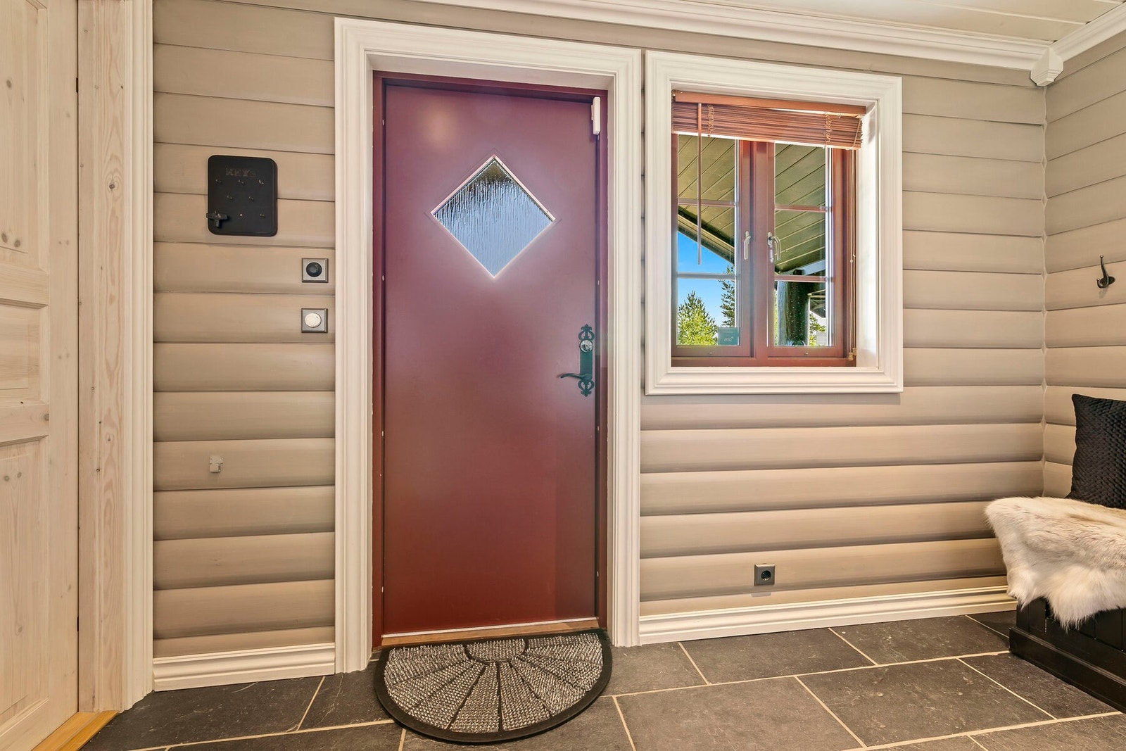 Entre med plass til sko og tøy. Lett adkomst inn til bod også. Flislagt gulv med varmekabler. Galleribilde