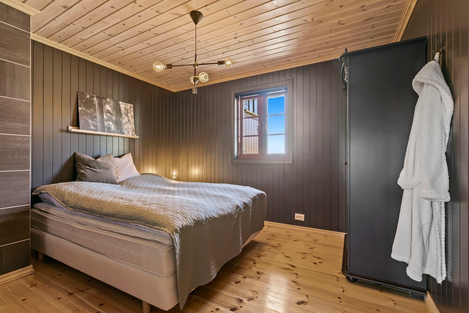 Soverom 1 i fin utførelse og med god plass til dobbeltseng og garderobe. Galleribilde