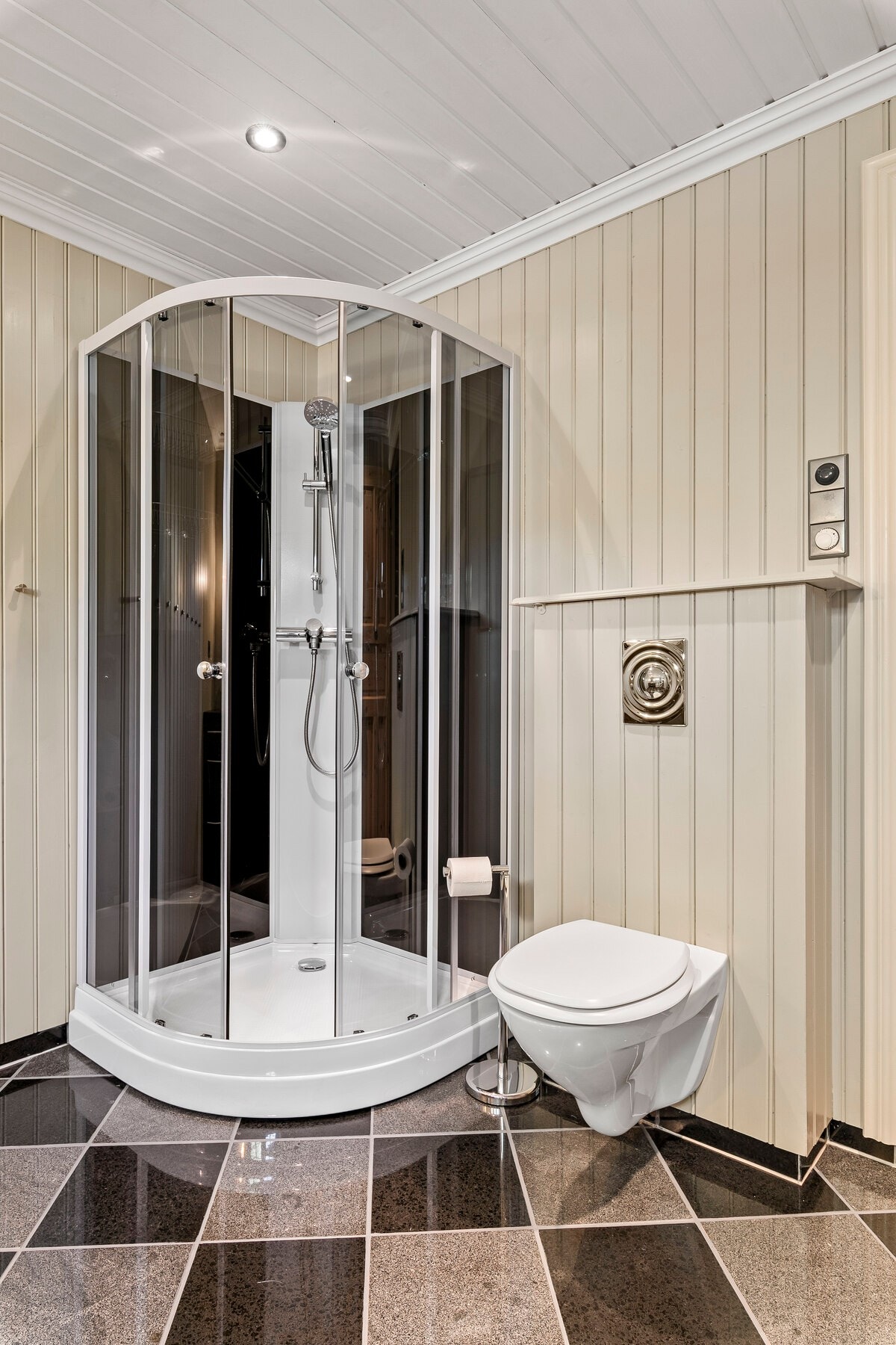 Rommet er innredet med vegghengt toalett, dusjkabinett, servant med skuffer og opplegg til vaskemaskin. Flislagt gulv med varmekabler. Galleribilde