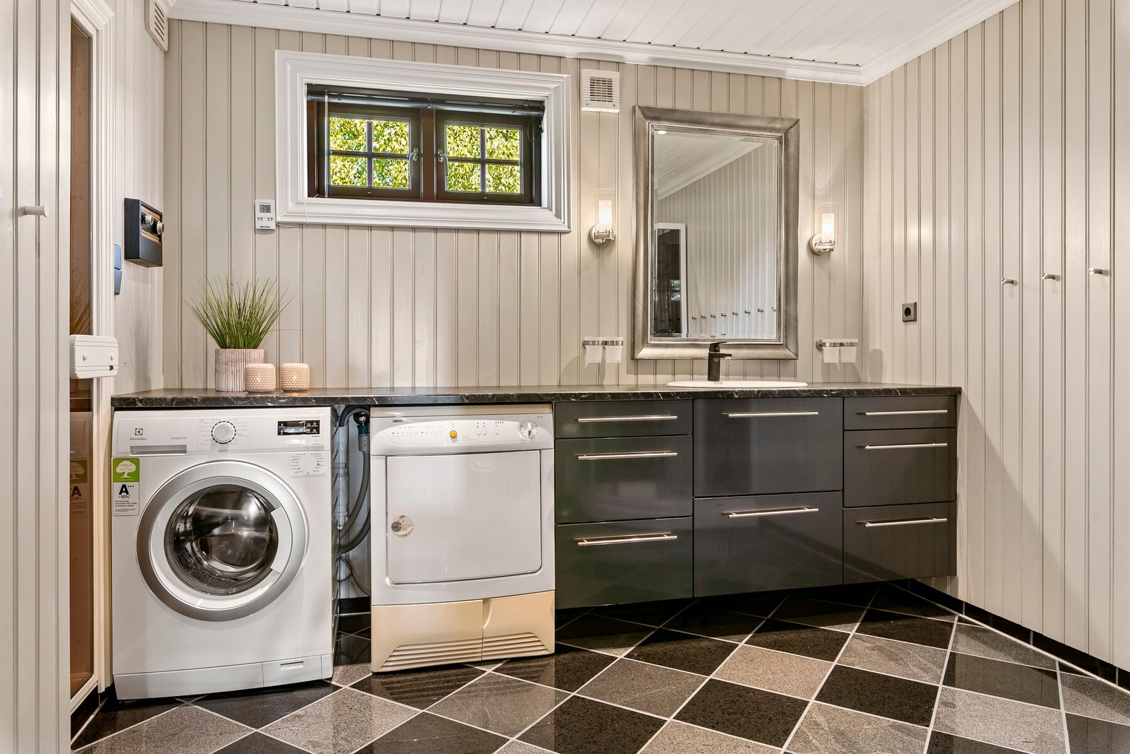 Stort bad med plass til vaskemaskin og tørketrommel. Disse hvitevarene følger med i handelen. Galleribilde