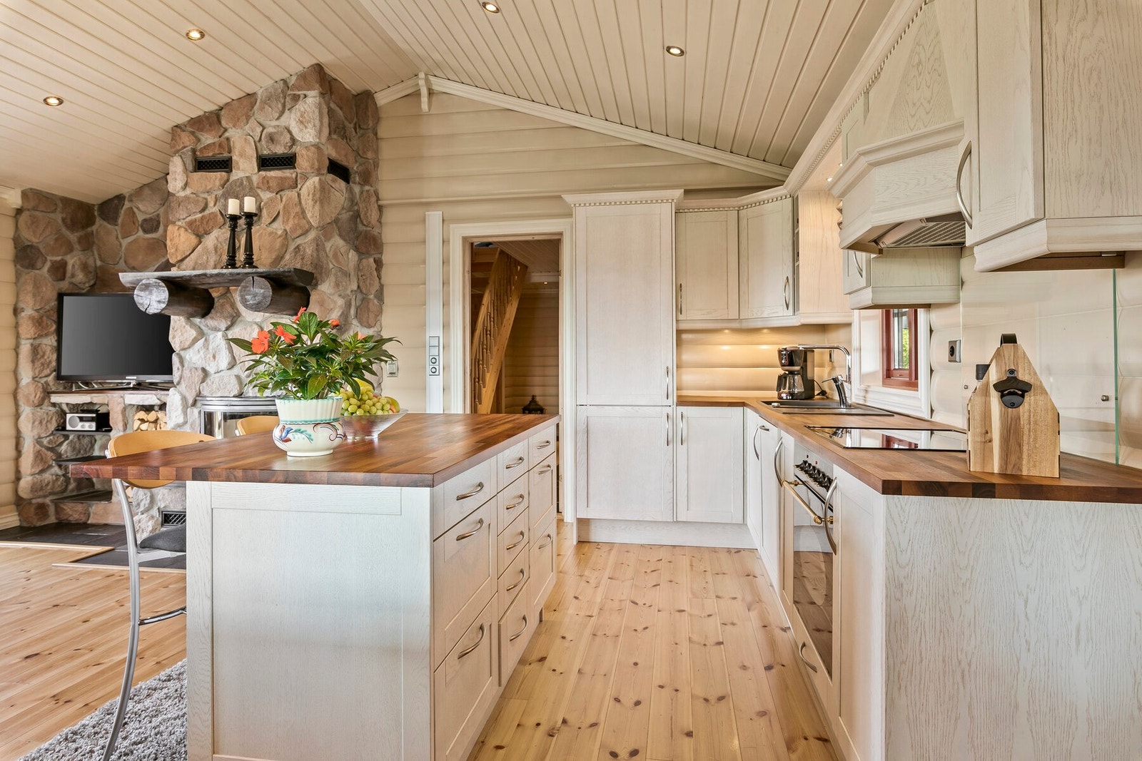 Kjøkken med klassiske detaljer. Åpen løsning mot stuen. Galleribilde