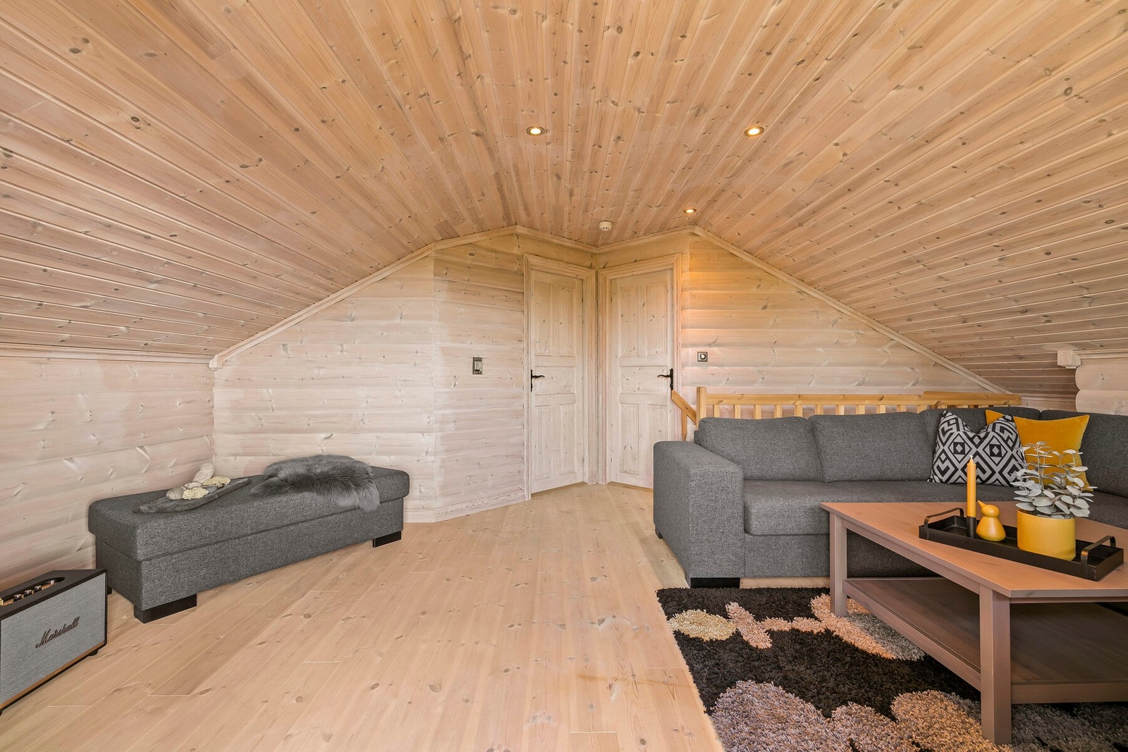 Stue og godt med boltreplass. Her kan man også rigge seg til med et hyttekontor om det skulle være ønskelig. Galleribilde