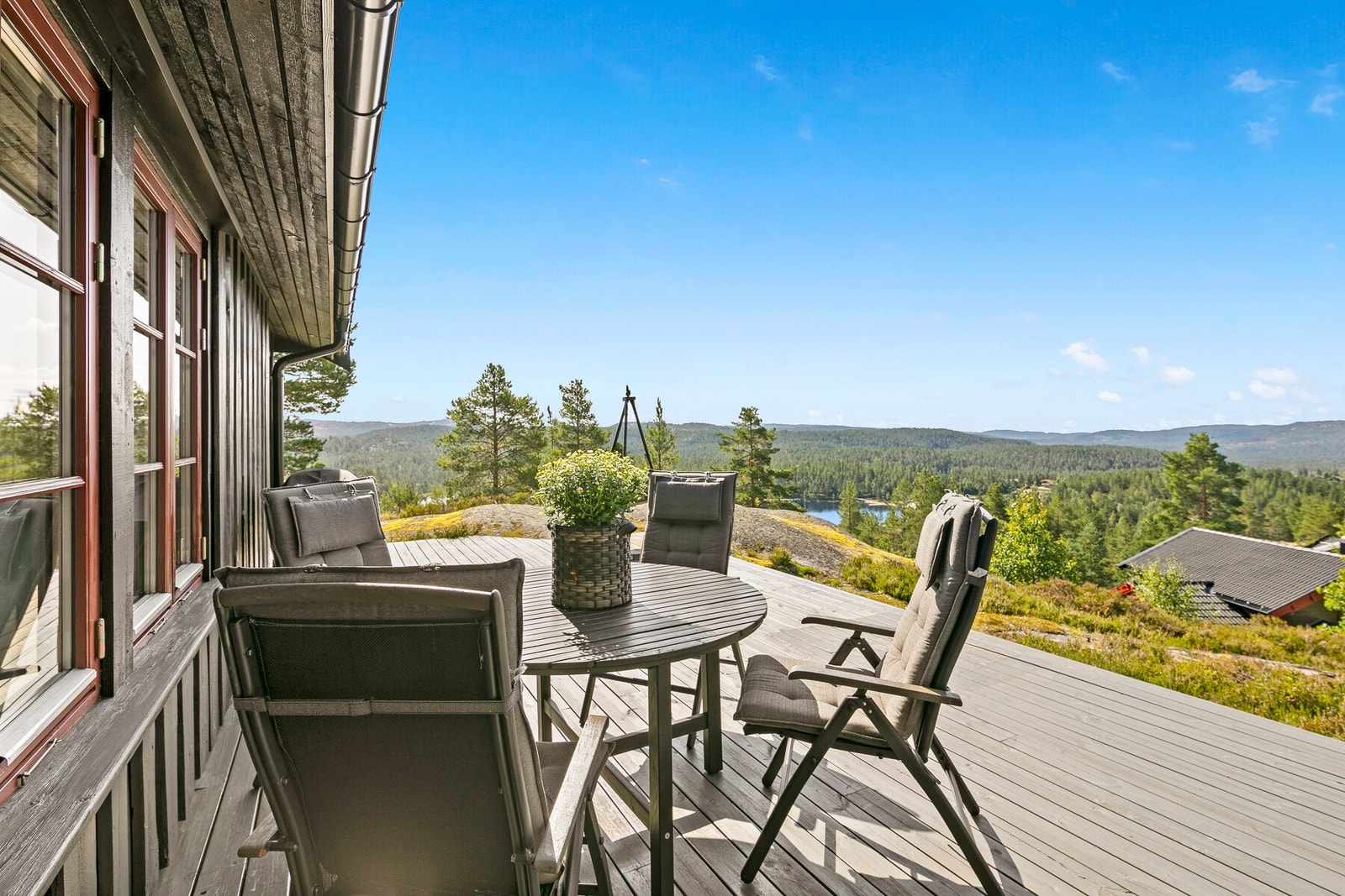 På hovedterrassen er det flott utsikt og meget gode solforhold. Galleribilde