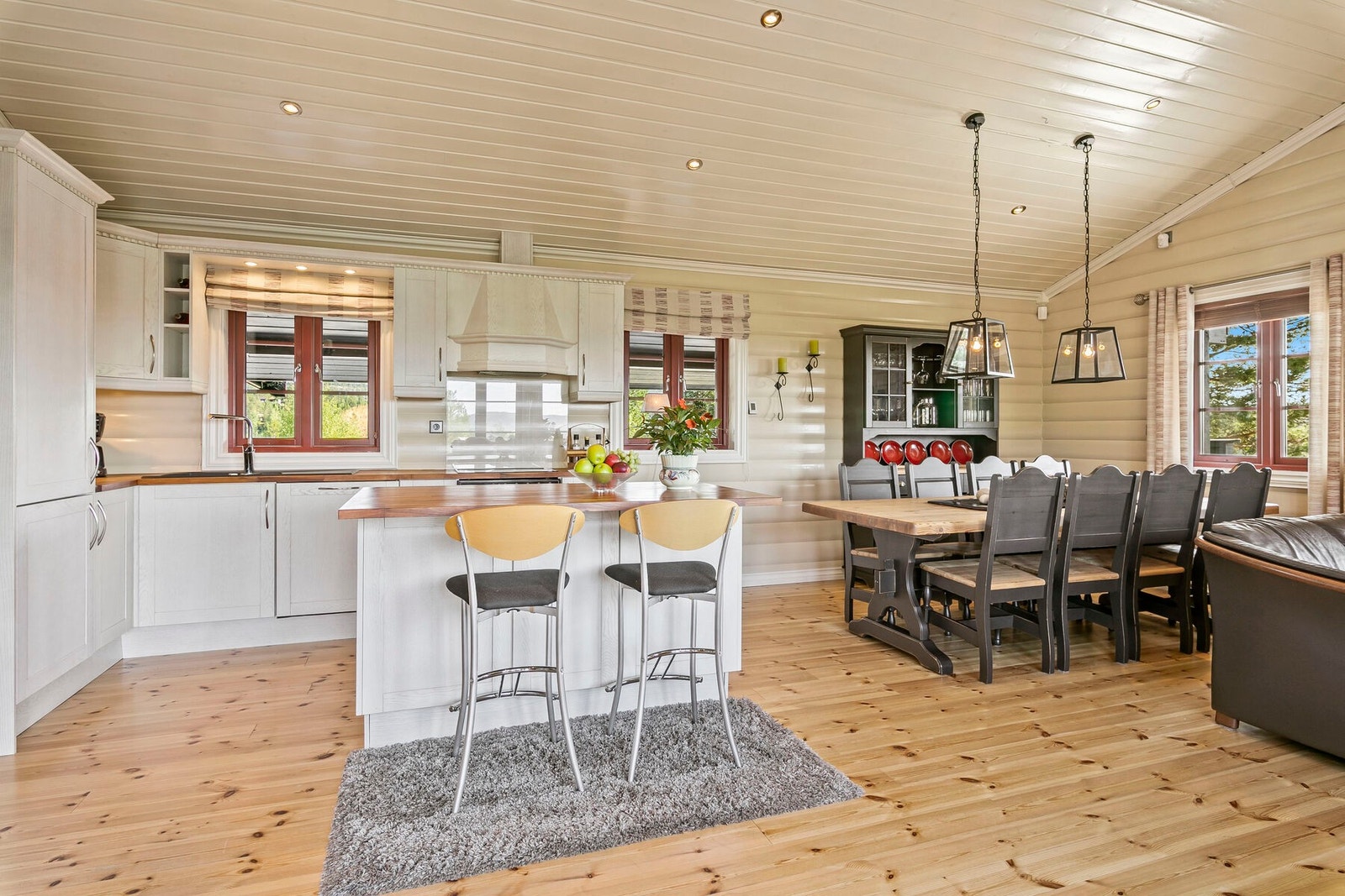 Den sosiale sonen i hytta. Det er god plass til gjester og familiekos. Galleribilde