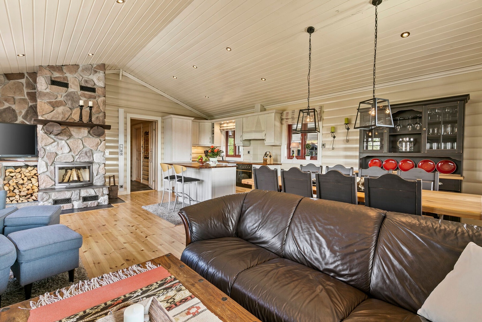 I stuen kan man nyte varmen fra peisen mens man slapper av. Galleribilde