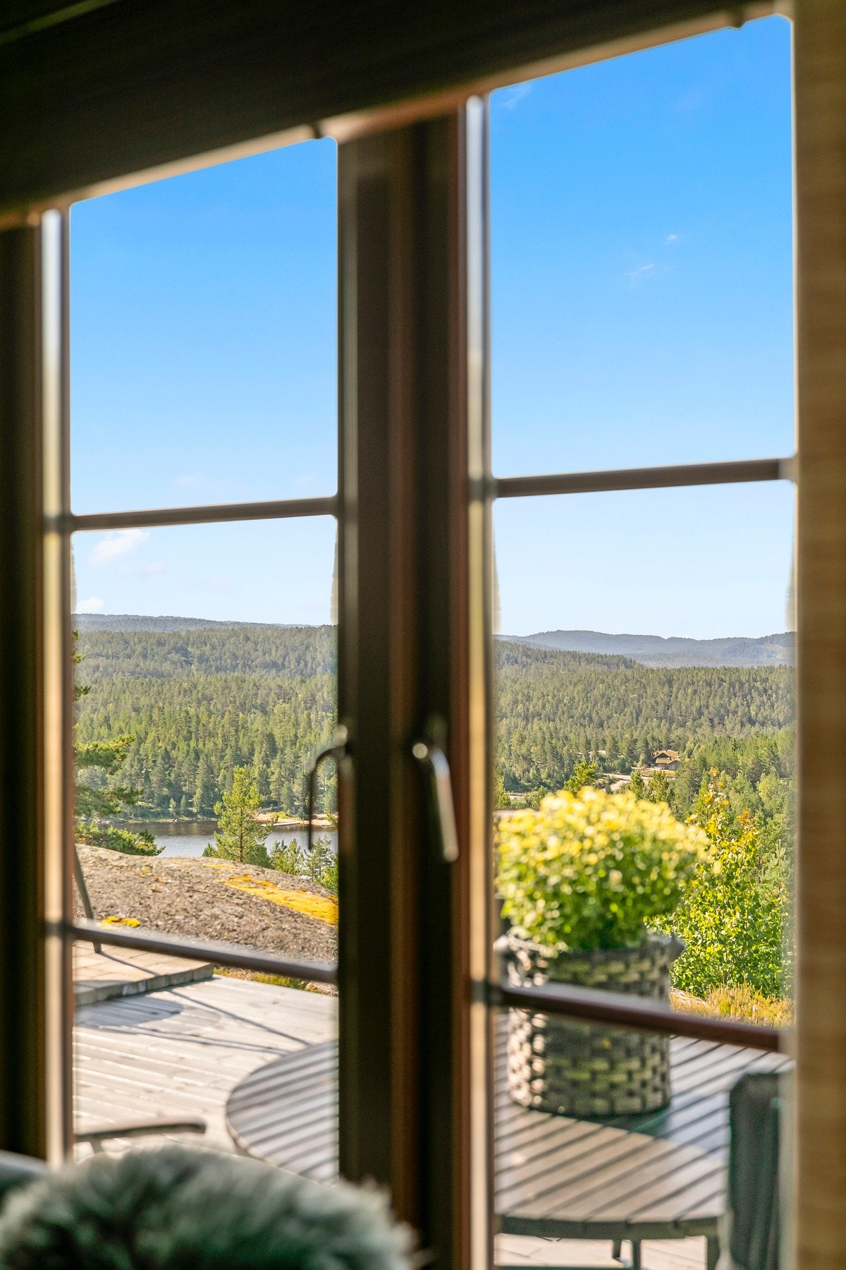 Utsikt fra hovedplan. Adkomst til terrasse fra stua. Galleribilde