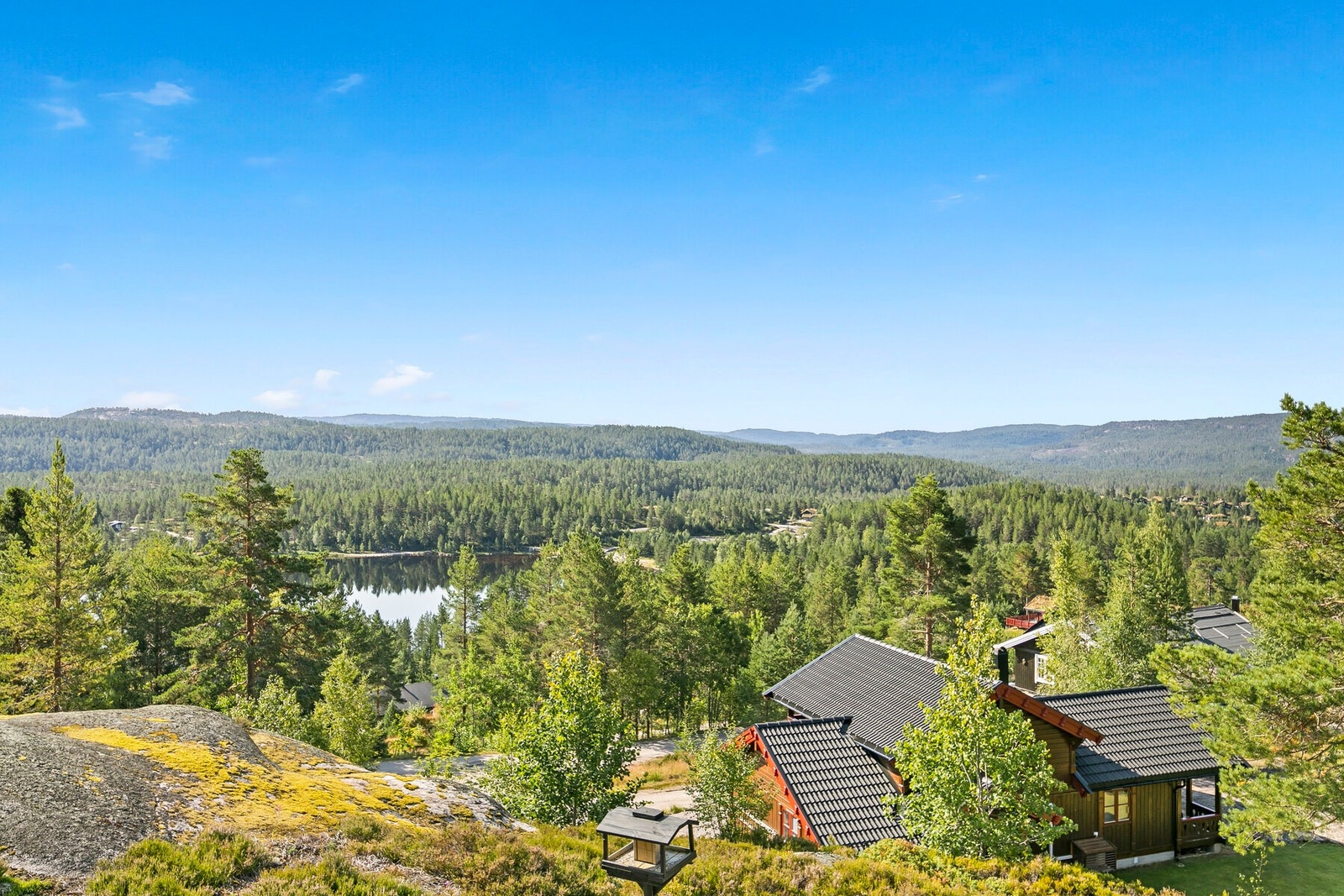Hytta ligger høyt og fint i terrenget. Her har man god utsikt ned mot Bjønntjønn. Galleribilde