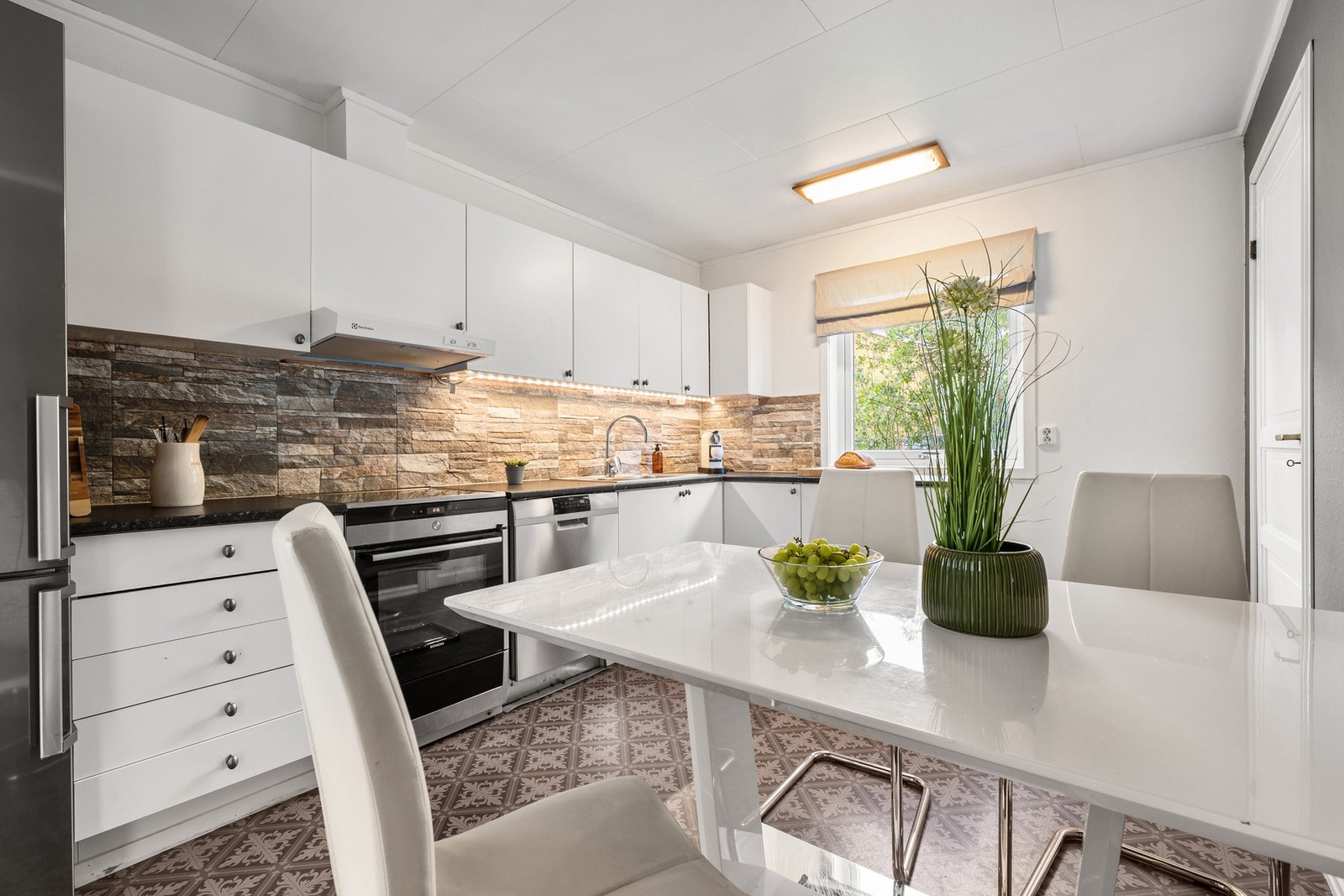 Her er det godt med benkeplass, og god plass til oppbevaring Galleribilde