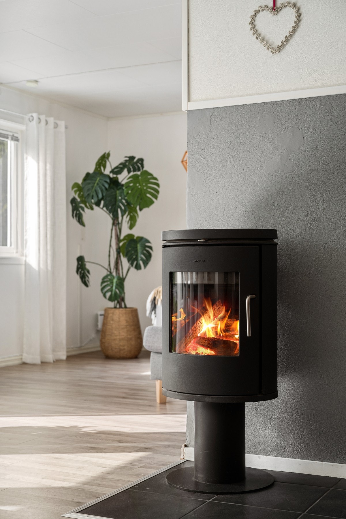 Her har du også en flott peisovn, ypperlig for kaldere høst- og vinterdager Galleribilde