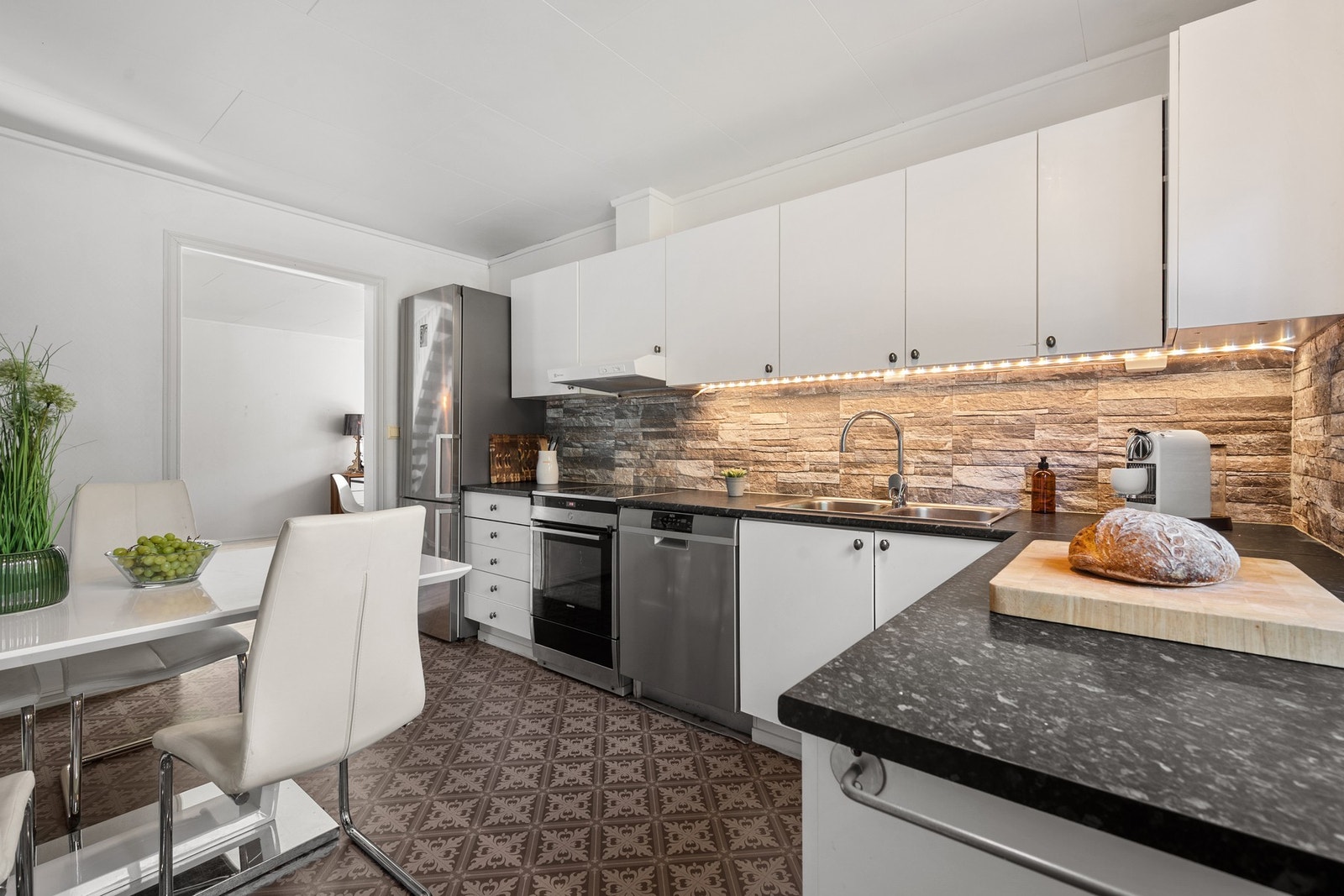 God belysning med led-lys over kjøkkenbenk montert av faglært i 2021 Galleribilde