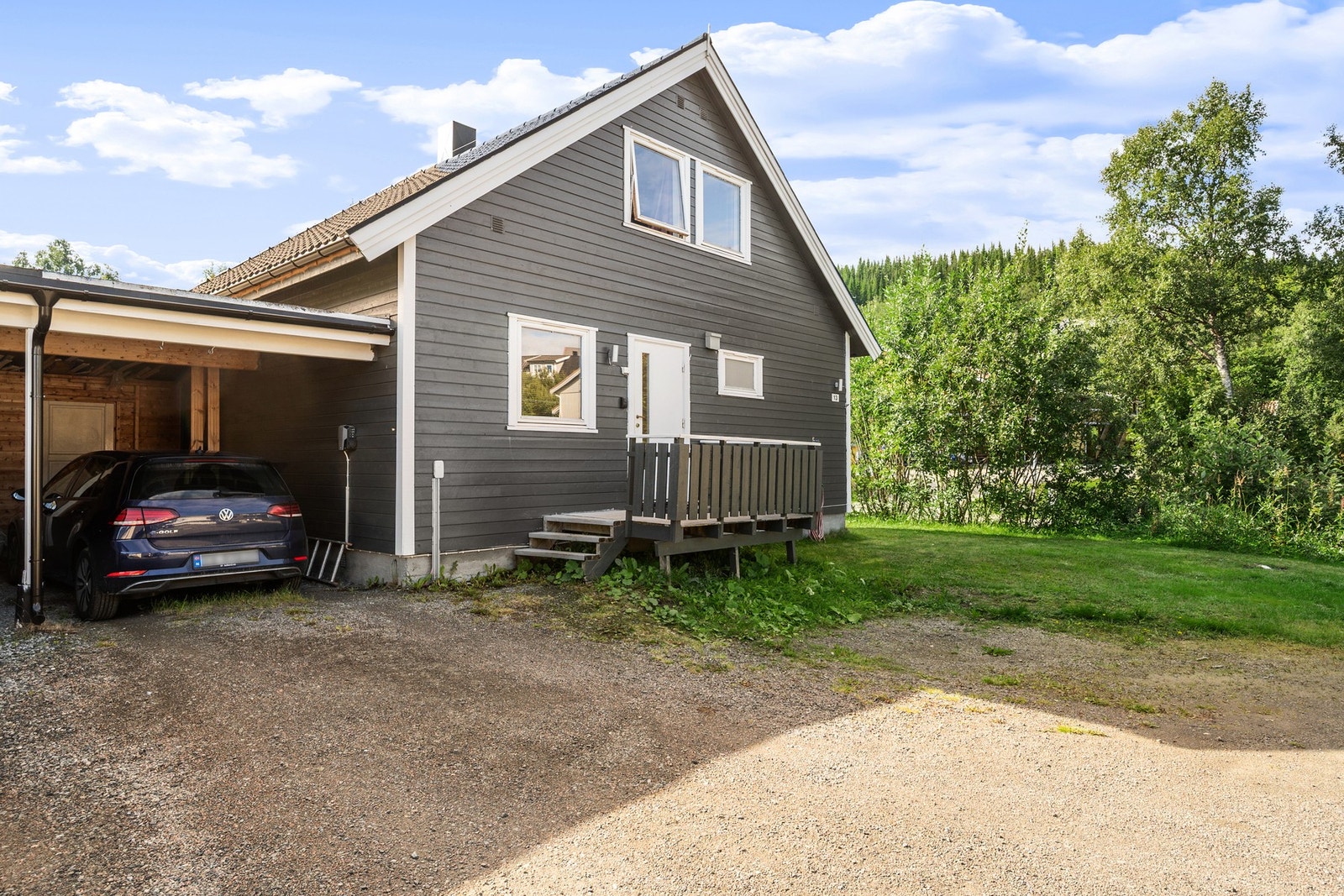 Carport med elbil-lader og gode parkeringsmuligheter på gårdsplass, innenfor carport er det også sportsbod Galleribilde