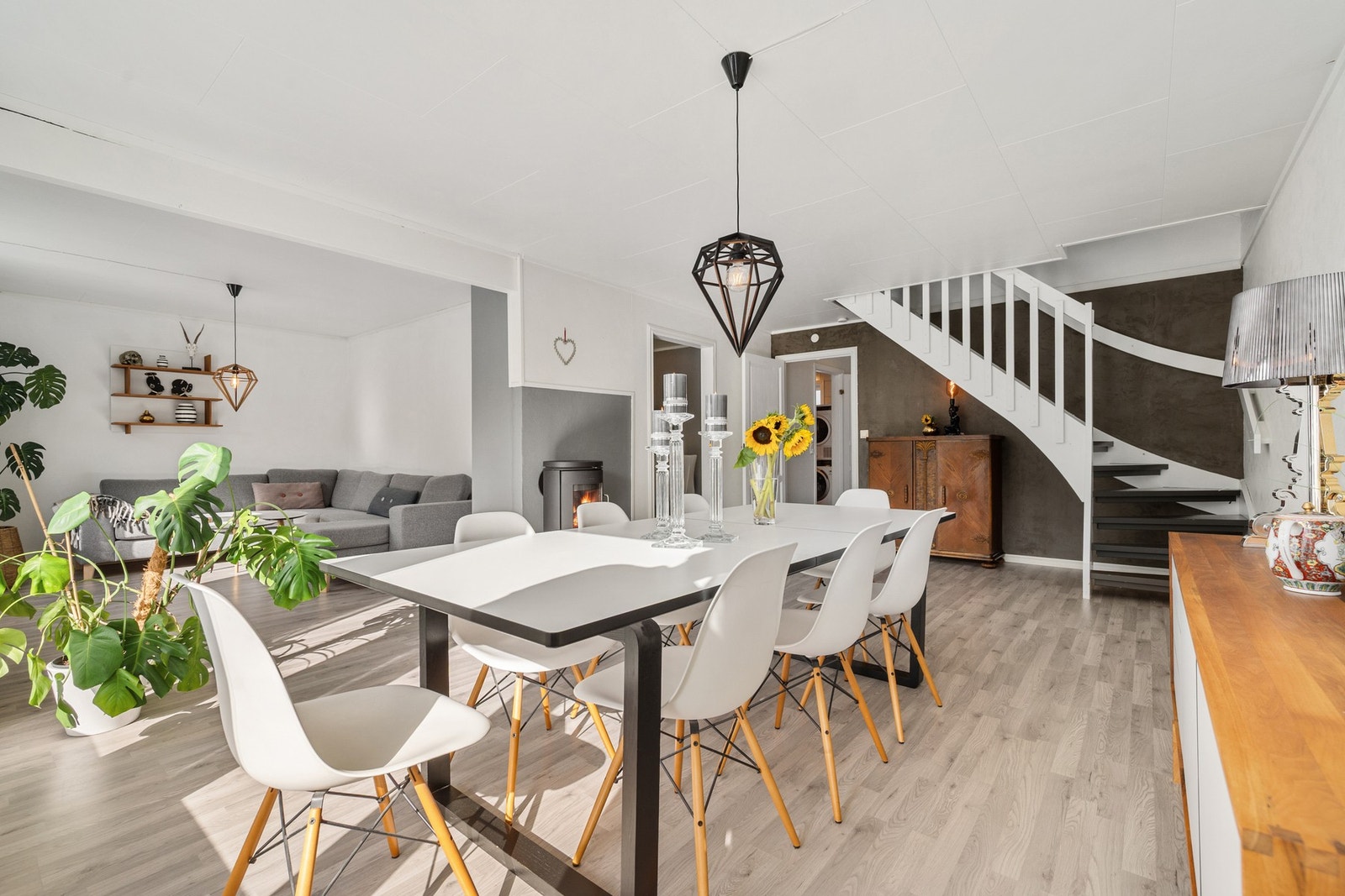 Med en stor spisestue er dette et sosialt hjem med plass til mange gjester! Galleribilde