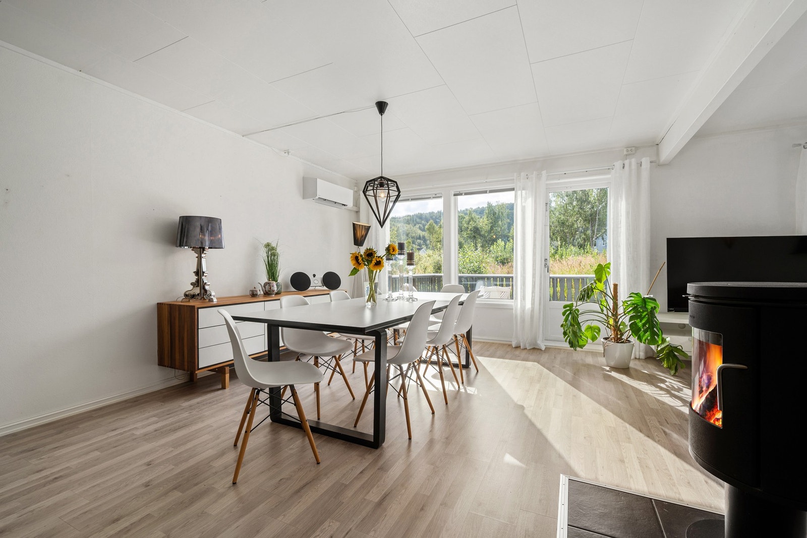 Store vindusflater slipper inn naturlig lys og gir fint utsyn mot hagen Galleribilde