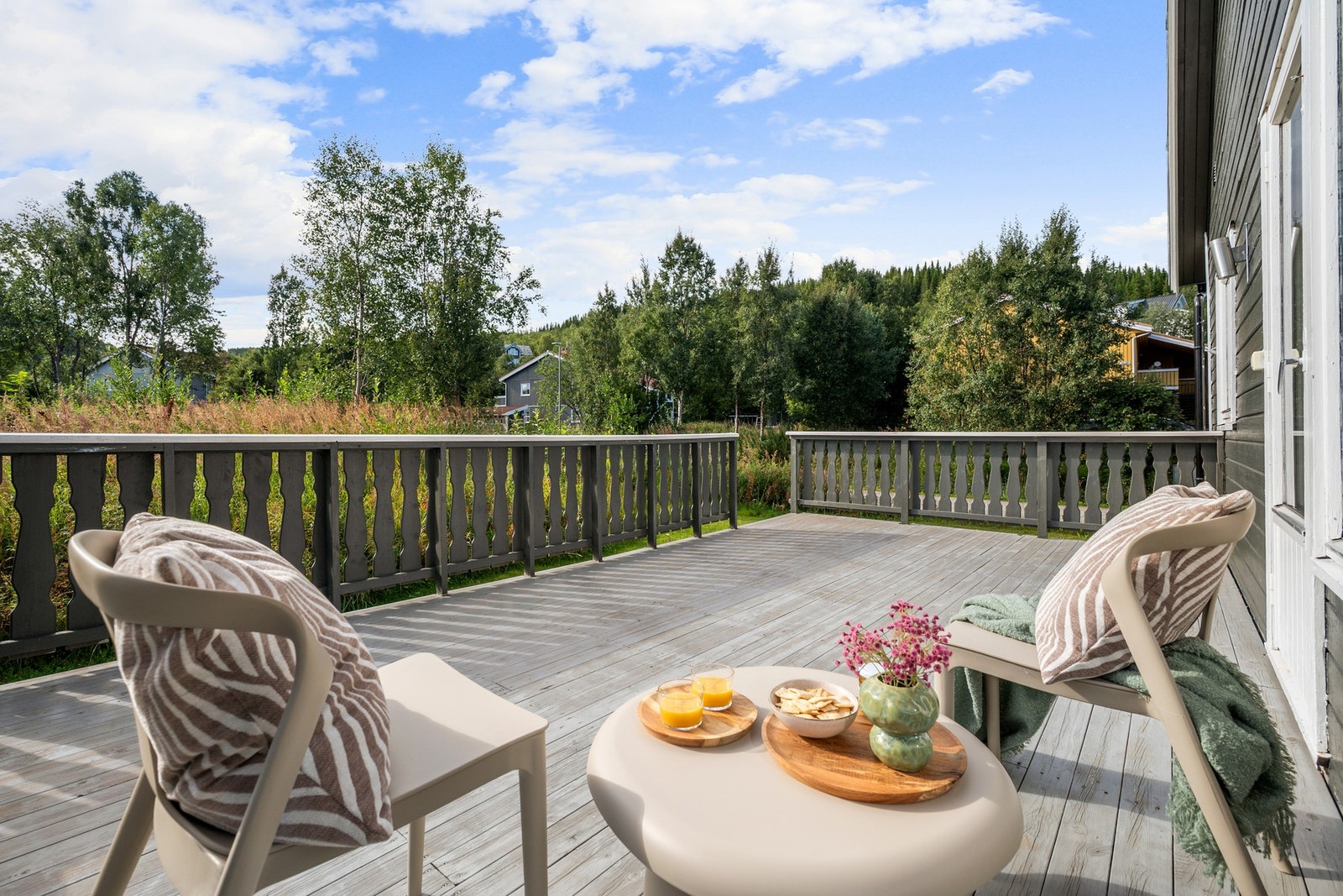 På baksiden av boligen er det stor, solrik terrasse med god plass til ønsket utemøblement Galleribilde