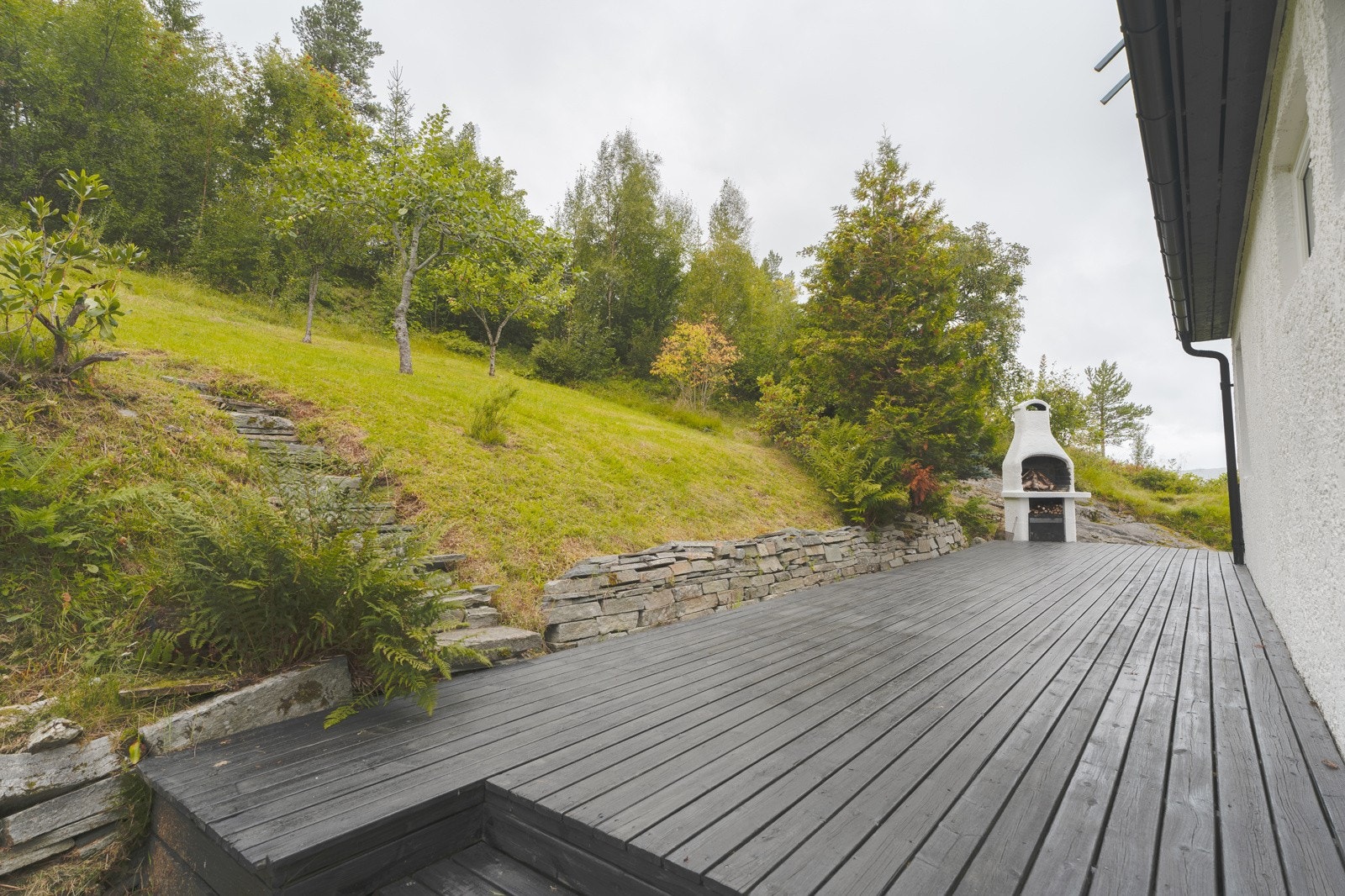 Boligen har et vakkert uteområdet, med nærhet til skog og mark dersom man skulle ønske å gå tur. - selgers egne bilder Galleribilde