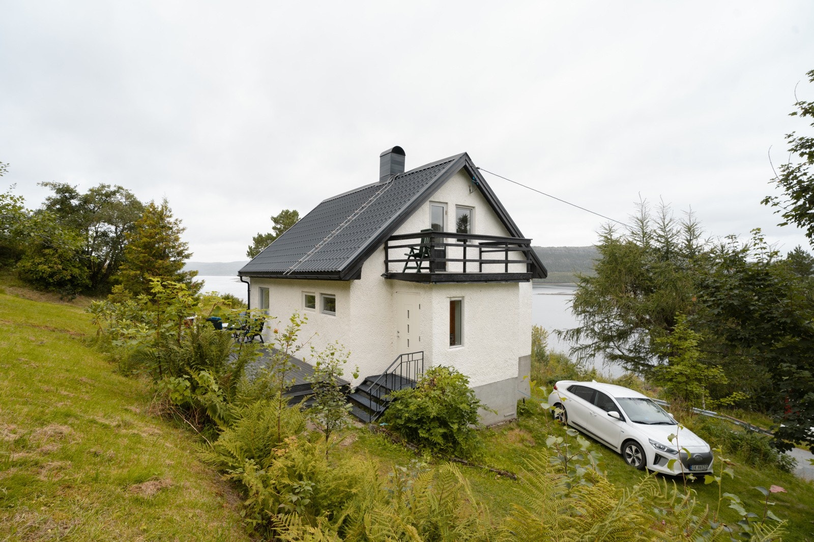 Eiendommen har vei helt opp til selve hytten! - selgers egne bilder Galleribilde