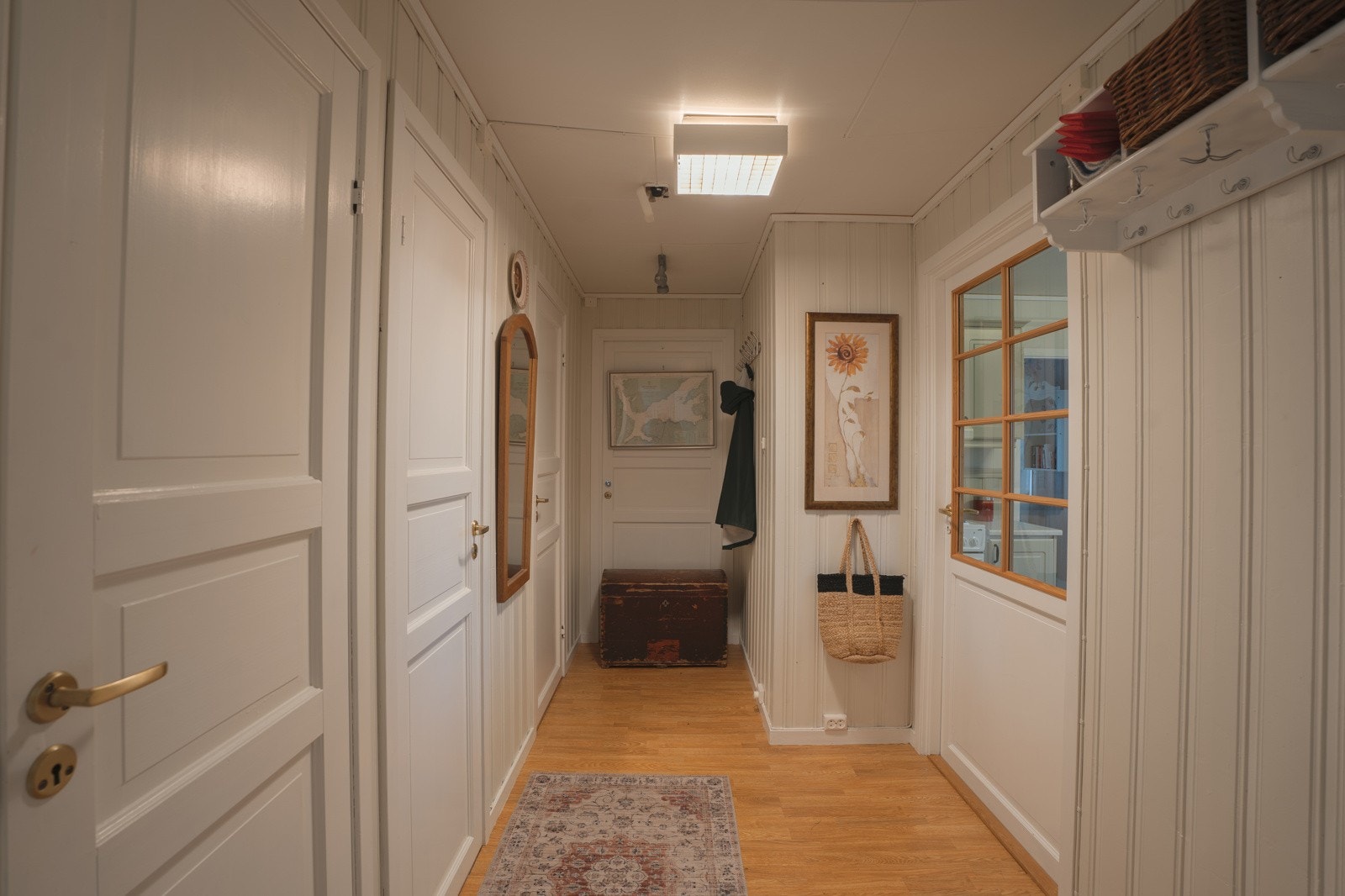 Gangen er av god størrelse med god plass til å henge fra seg yttertøy! Galleribilde