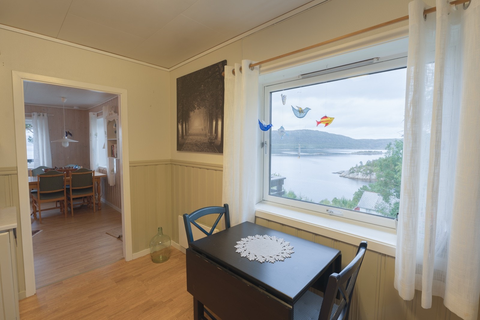 Ved spisebordet på kjøkkenet vil man også få en nydelig utsikt over fjorden! Galleribilde