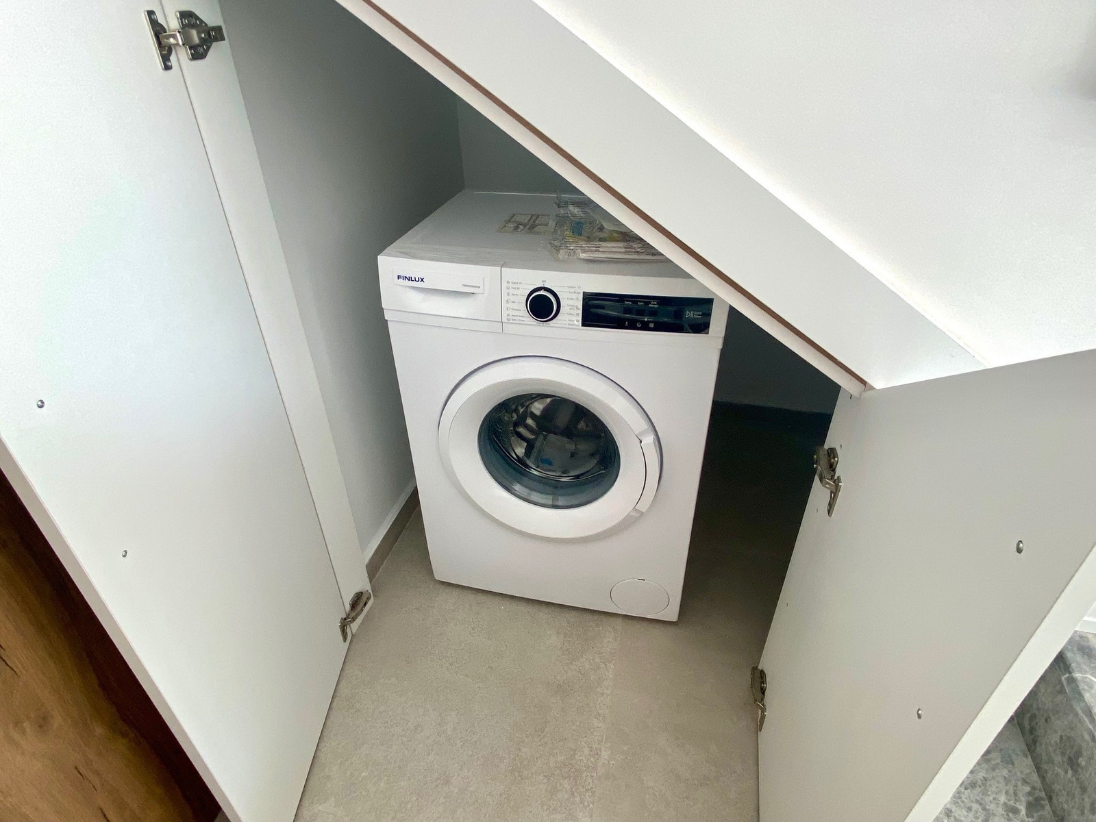 Vaskemaskinen er plassert i skap Galleribilde