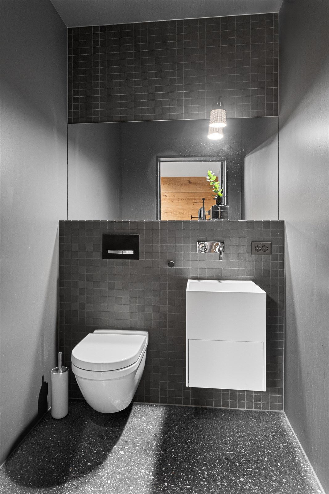 Praktisk wc-rom i underetasjen med servant og vegghengt toalett Galleribilde