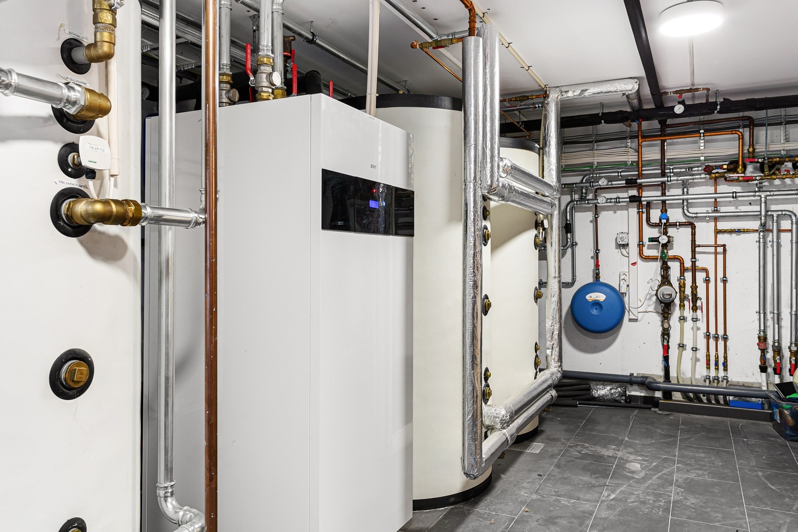 IVT berg-/vann varmepumpe som er tilkoblet akkumulatortanker for bruksvann og vannbåren gulvvarme Galleribilde