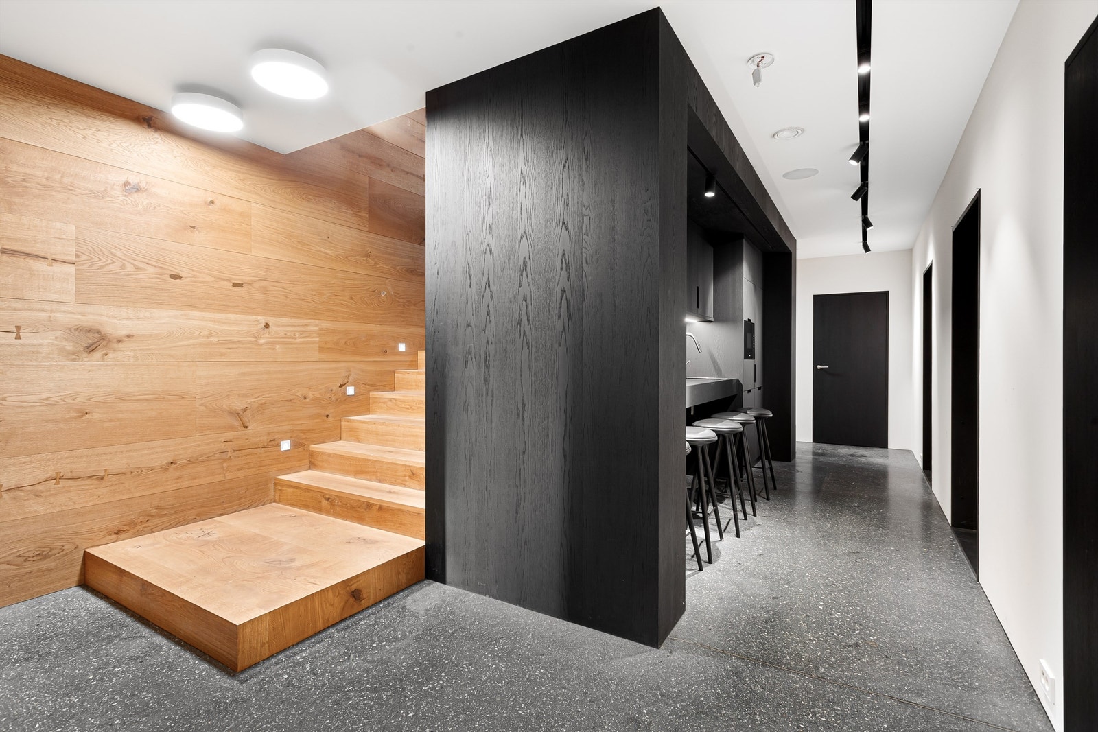 Gang med kjøkkeninnredning som har integrert oppvaskmaskin, mikrobølgeovn og kjøleskap Galleribilde