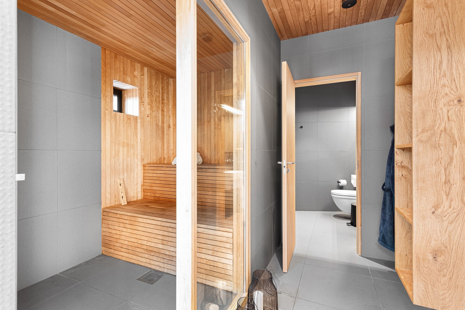 Badstuen har tilgang til bad, trimrom og terrasse via gang Galleribilde