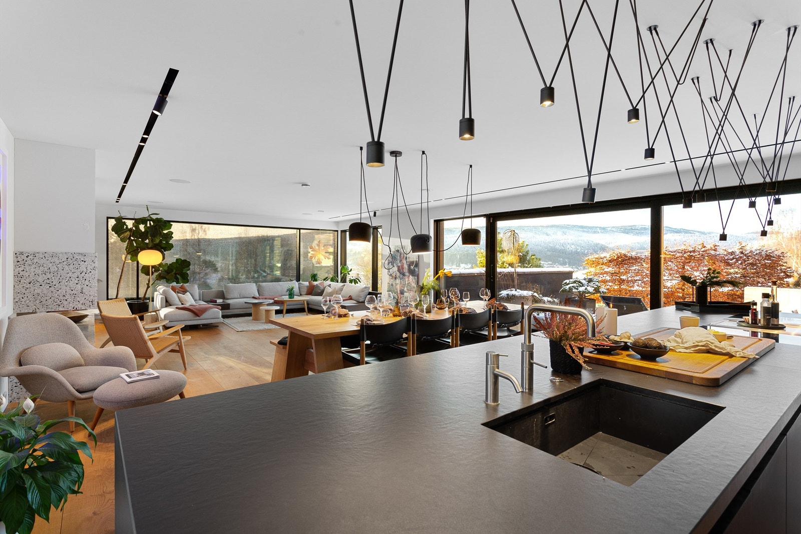 Praktisk kjøkkenøy med barløsning - Benkeplater av stein og kompositt Galleribilde