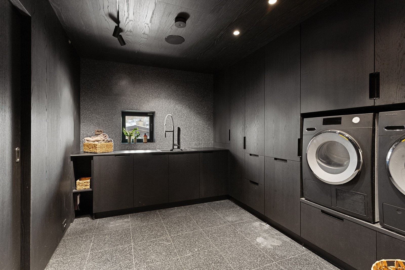 Separat vaskerom med romslig innredning og oppvaskkum Galleribilde