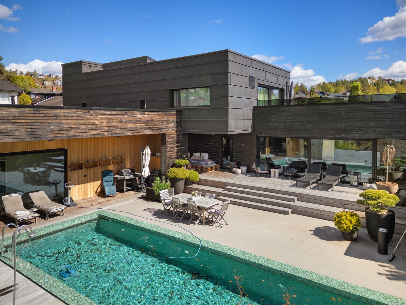 Det er etablert basseng med motstrøm (13,8 x 3,5 m), utvendig dusj og opplegg for jacuzzi Galleribilde