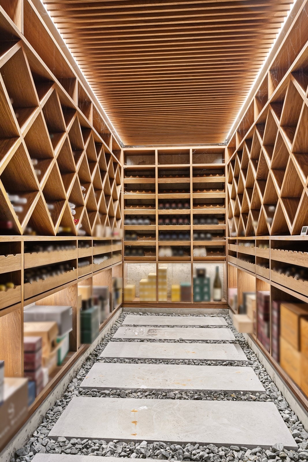 Svært romslig vinrom med plassbygde innsatser, skuffer og hyller Galleribilde