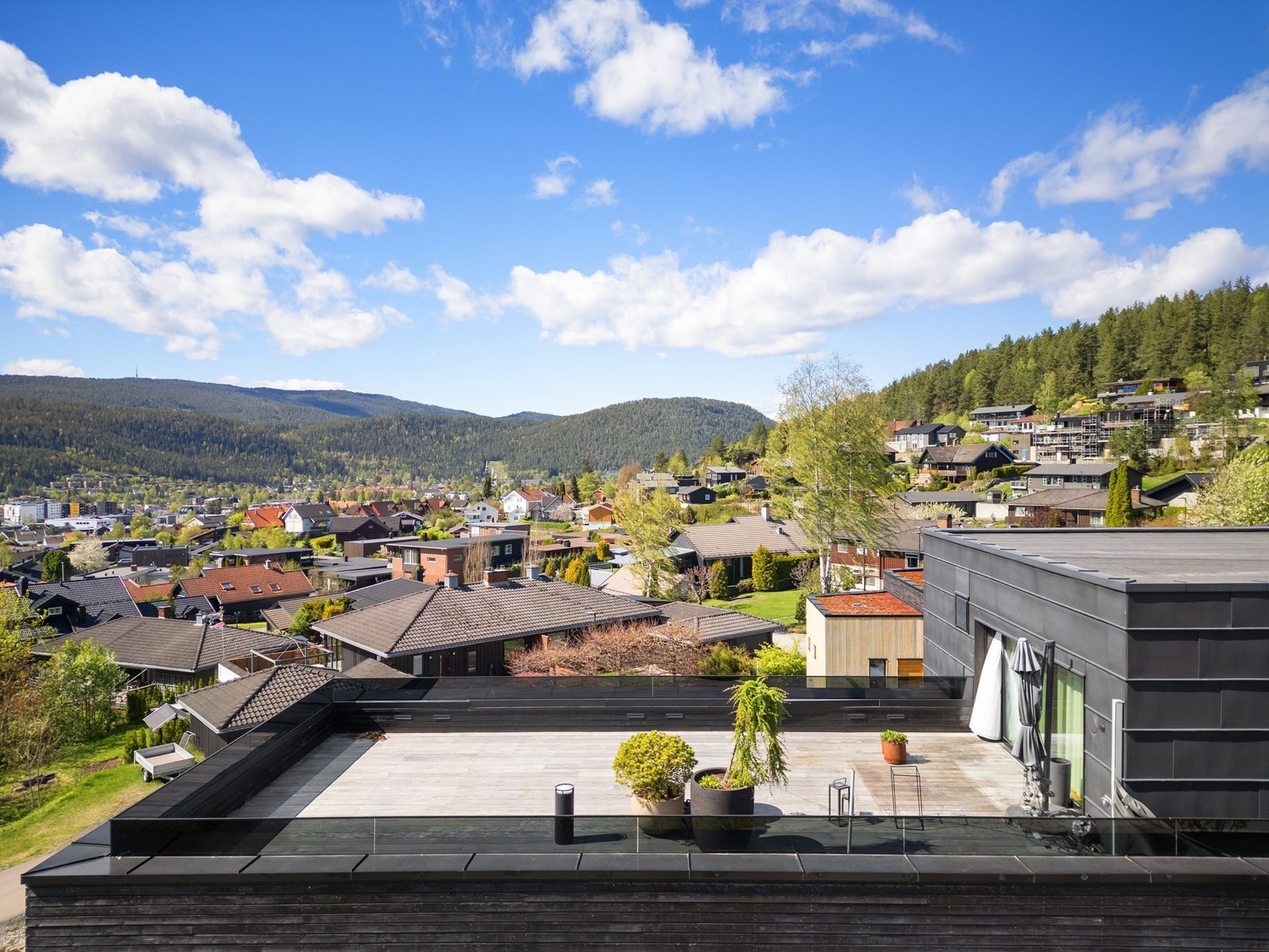 Eiendommen har usjenerte uteplasser, gode solforhold og flott utsikt Galleribilde