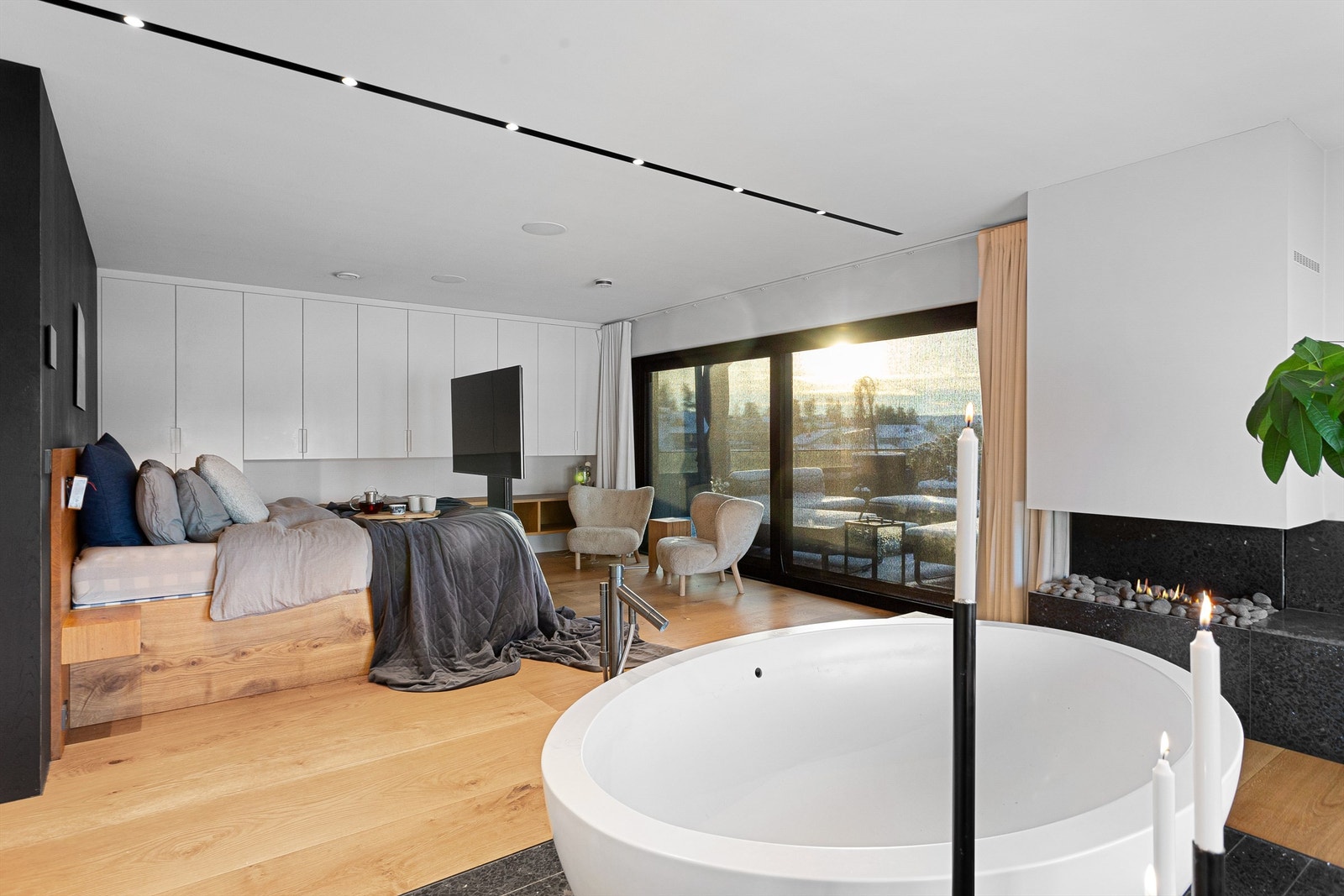 Soverom 5 (hovedsoverom) med utgang til takterrasse Galleribilde