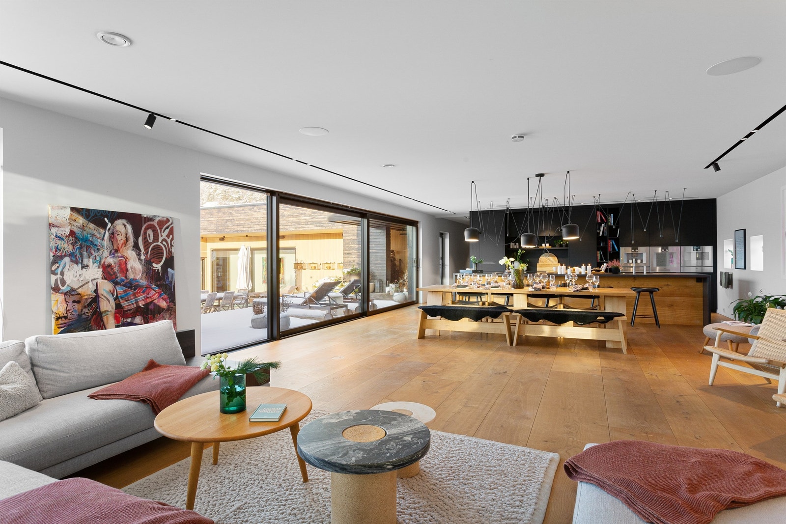 Integrerte høyttalere i tak og spotskinner i tak Galleribilde