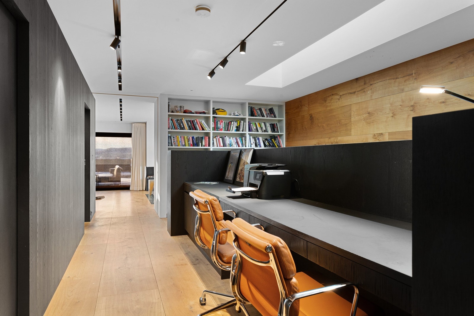 Gang med kontorløsning som har skrivebord med skuffer Galleribilde