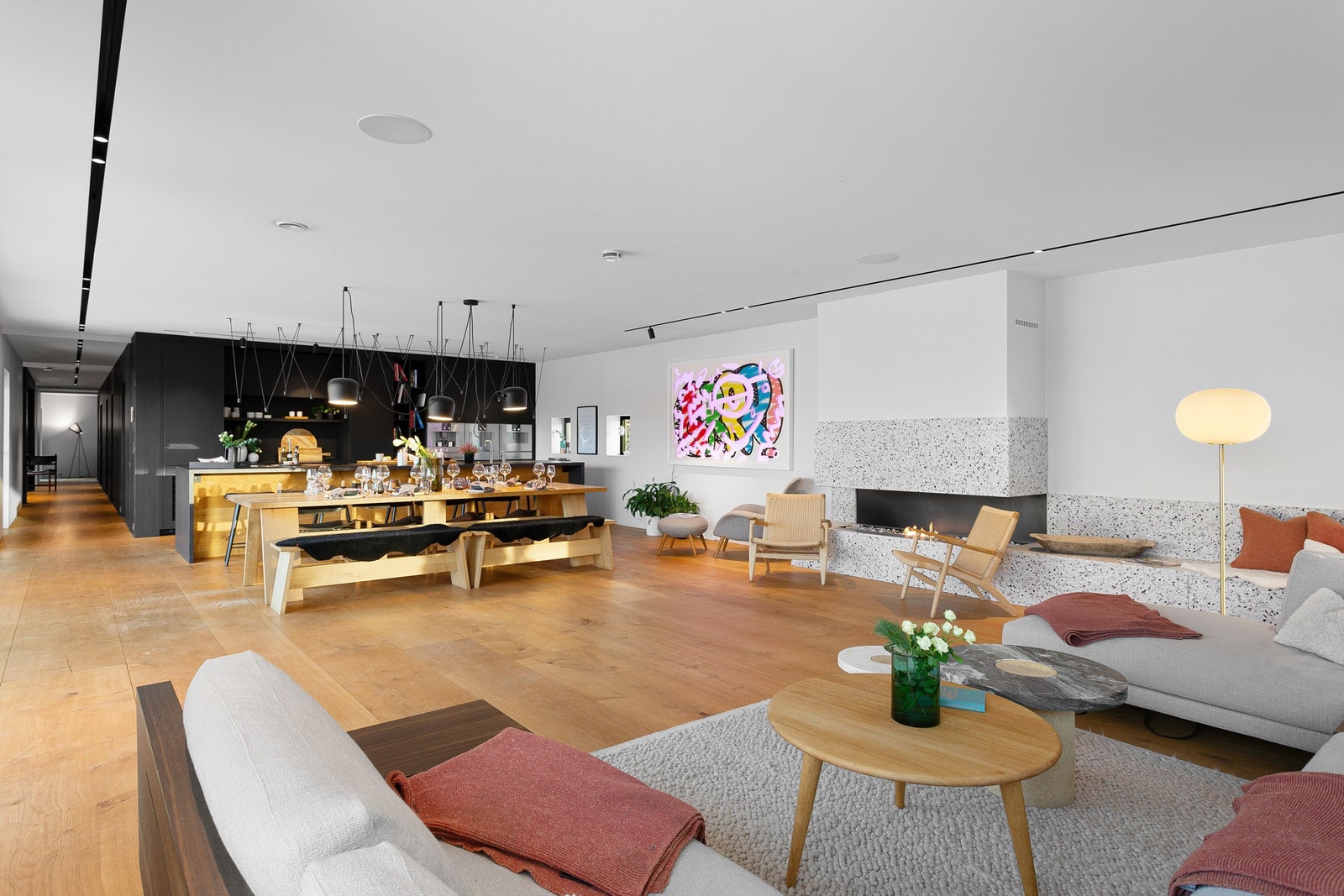 Åpen kjøkken- og stueløsning med sofaområde, sittegruppe samt spiseplass Galleribilde