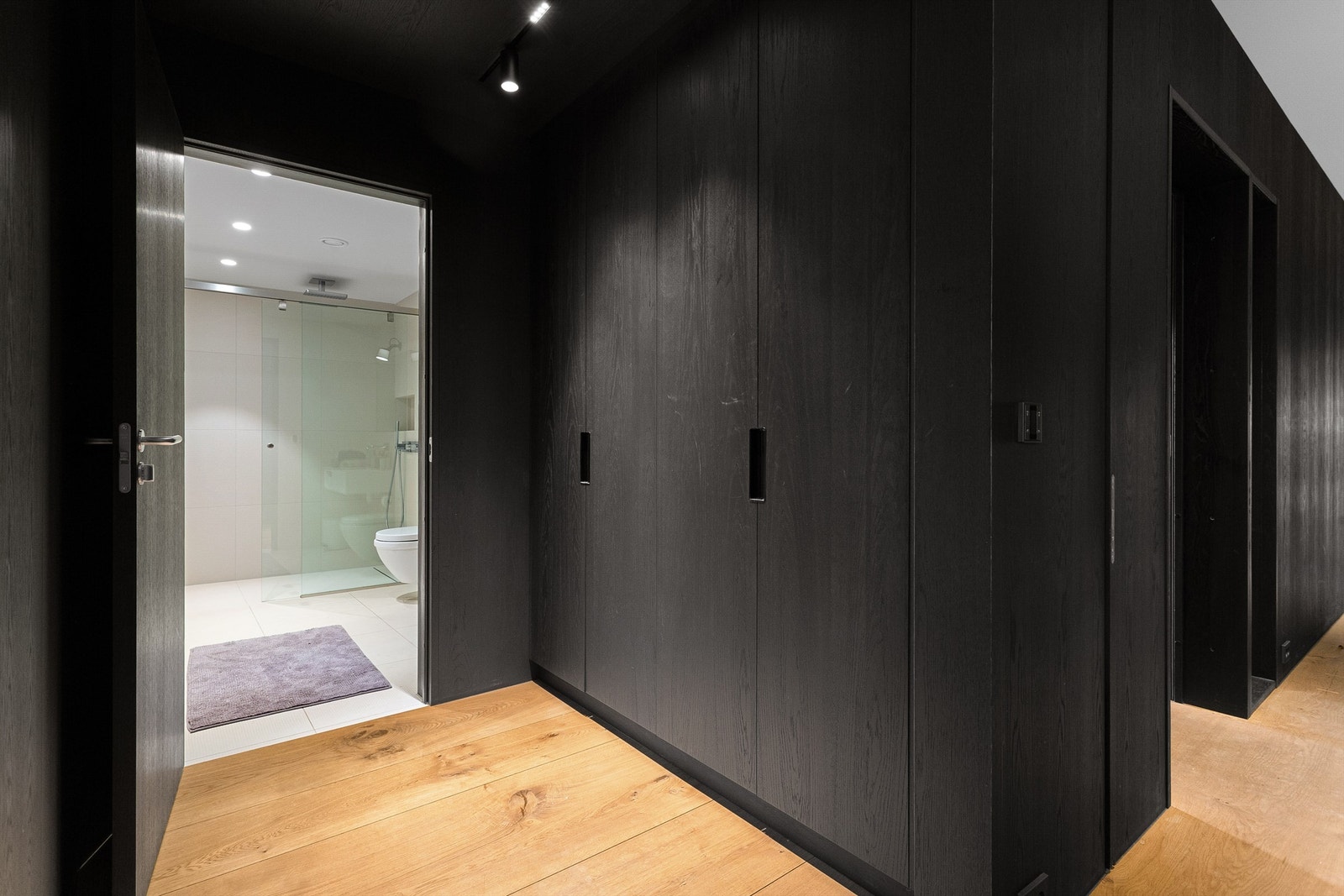Gang med garderobeløsning i mørk og glatt utførelse Galleribilde