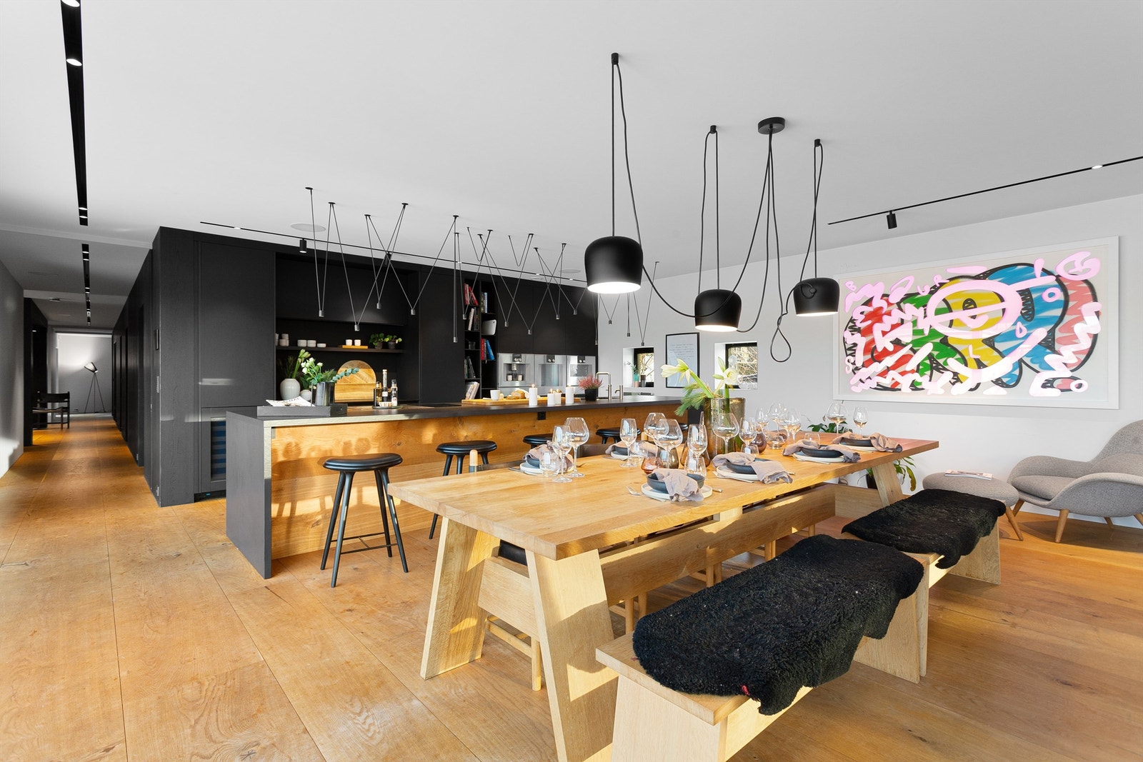 Velutstyrt og elegant kjøkkeninnredning med helintegrerte hvitevarer Galleribilde