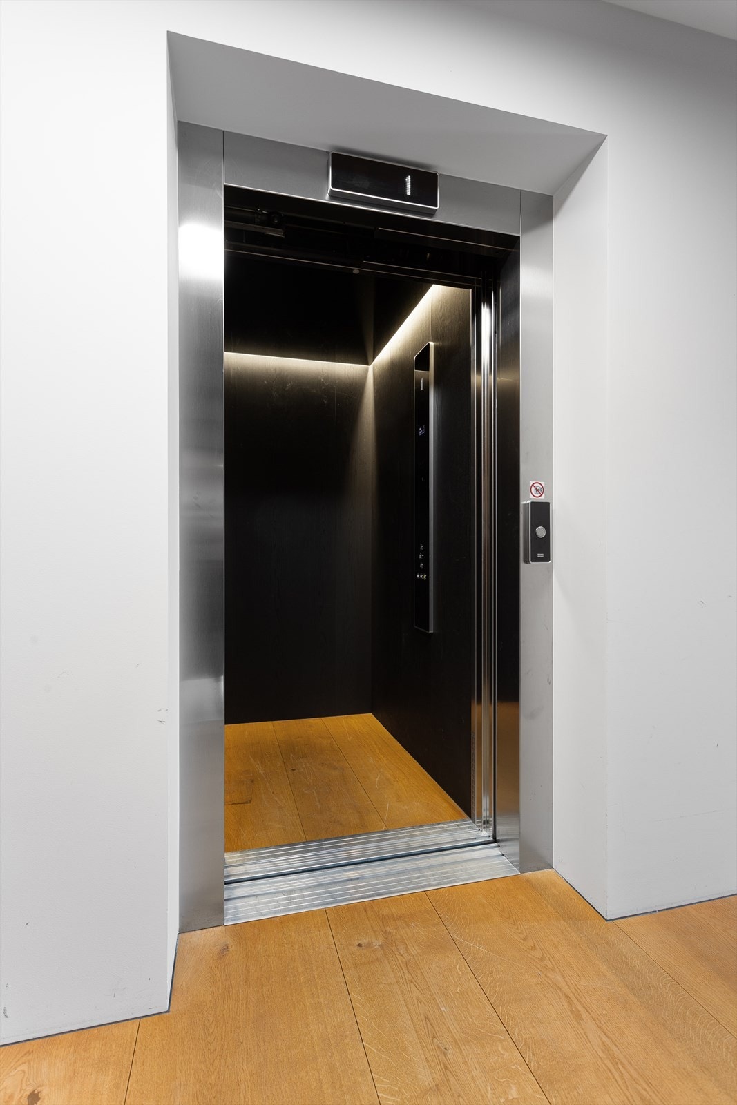 Det er både trappe- og heisadkomst mellom etasjene Galleribilde