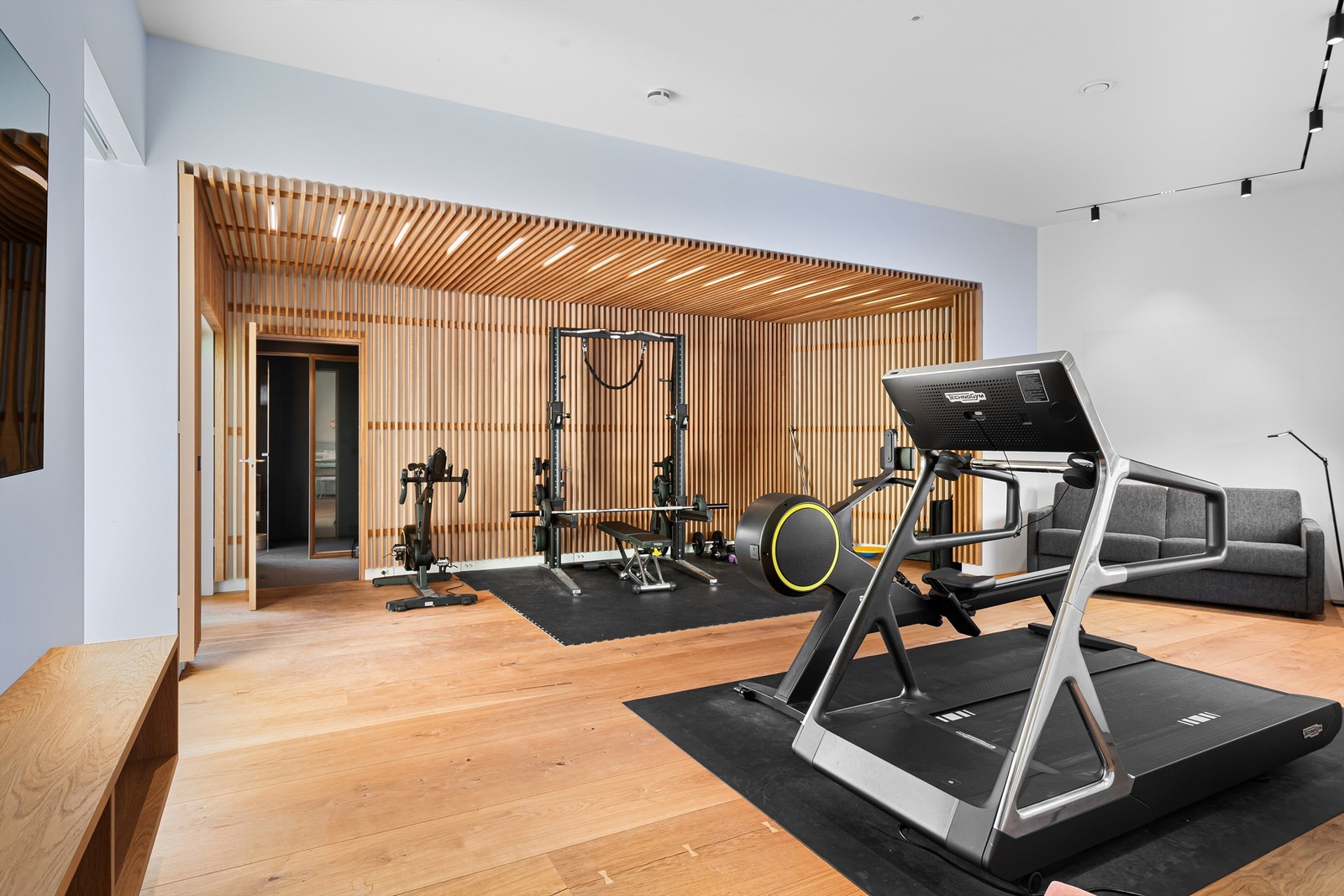 Trimrom med spotskinner i tak og integrerte høyttalere i tak Galleribilde