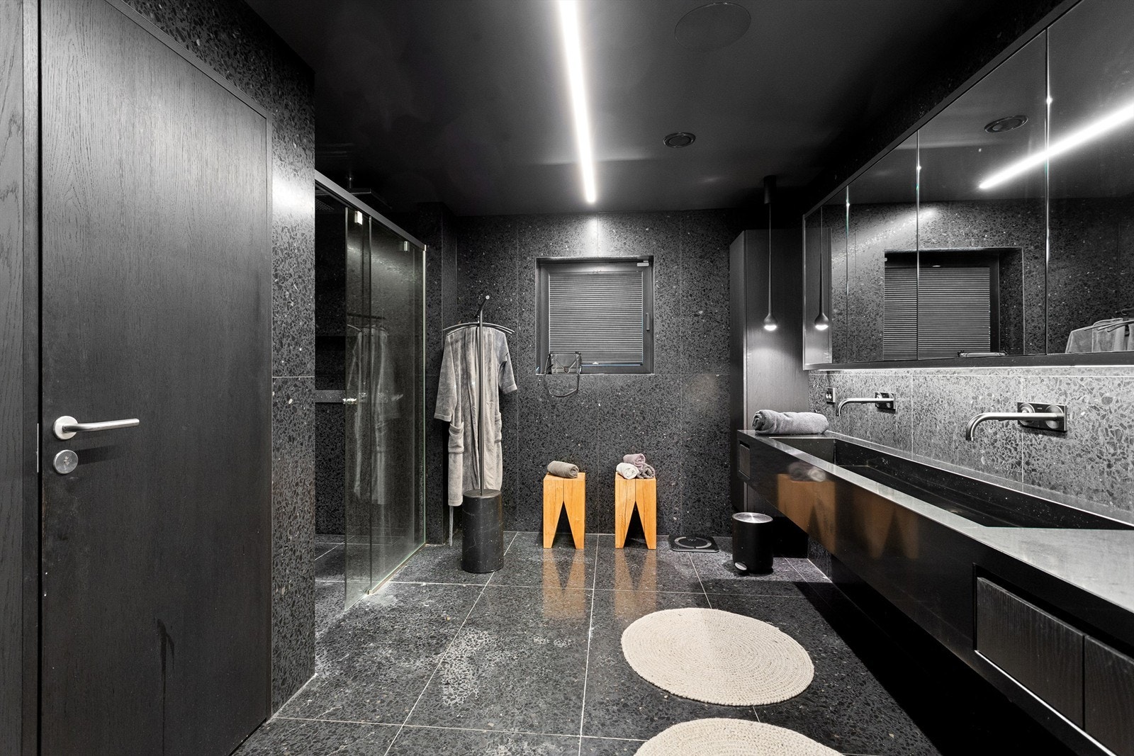 Bad 6 med dobbelservant og romslig dusjnisje Galleribilde