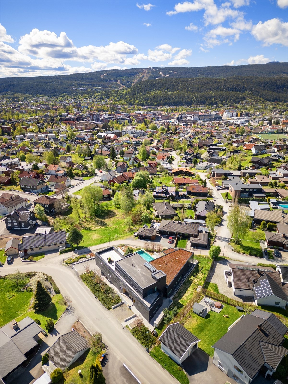 Det er gangavstand til bl.a. bussholdeplass, matbutikk (Rema 1000) og barnehage Galleribilde