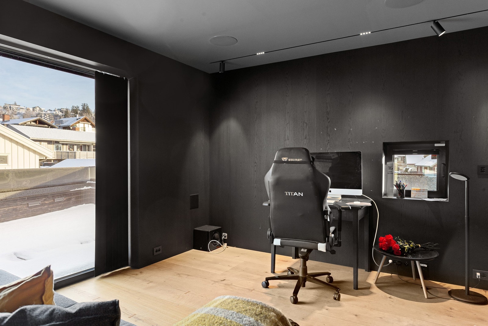 Kontor i 2. etasje med spotskinner i tak og integrerte høyttalere i tak Galleribilde