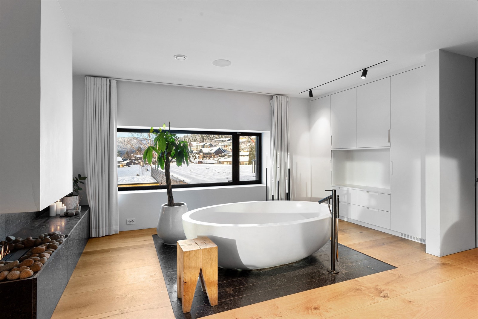 Soverommet har også gasspeis og frittstående badekar Galleribilde