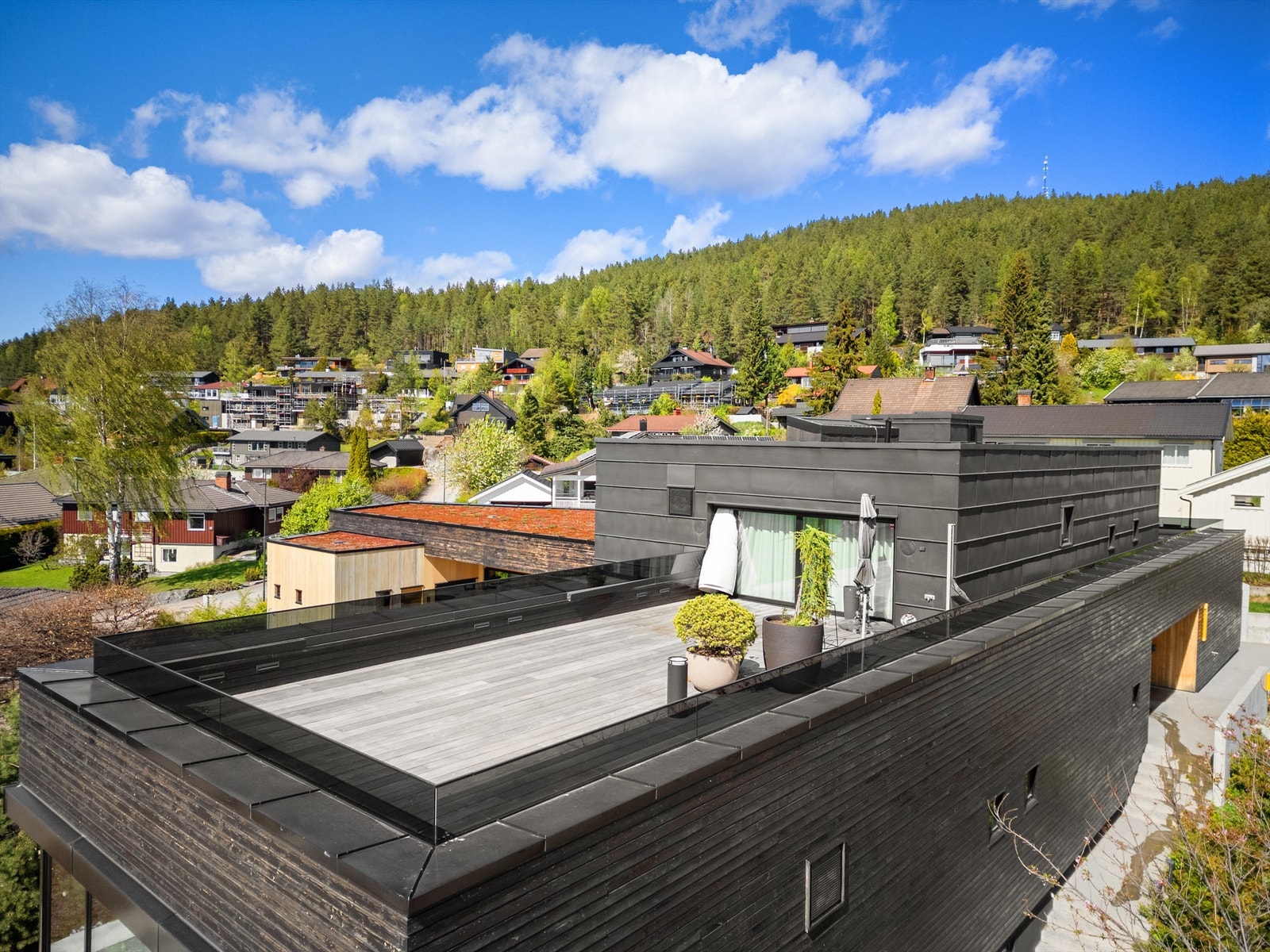 Takterrasse på ca. 110 kvm (del av takterrasse ved soverom er utvidet, dette er ikke byggemeldt) Galleribilde