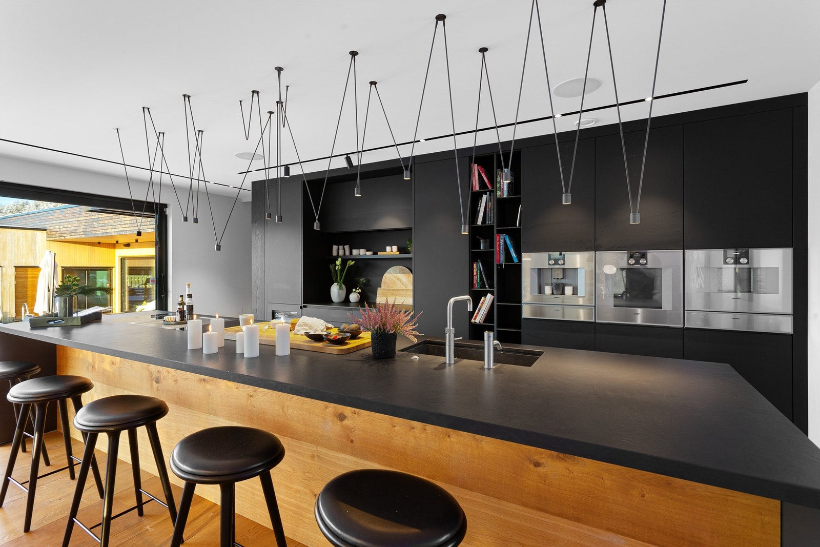 Underskap og høyskap samt hyller i sort og glatt utførelse Galleribilde