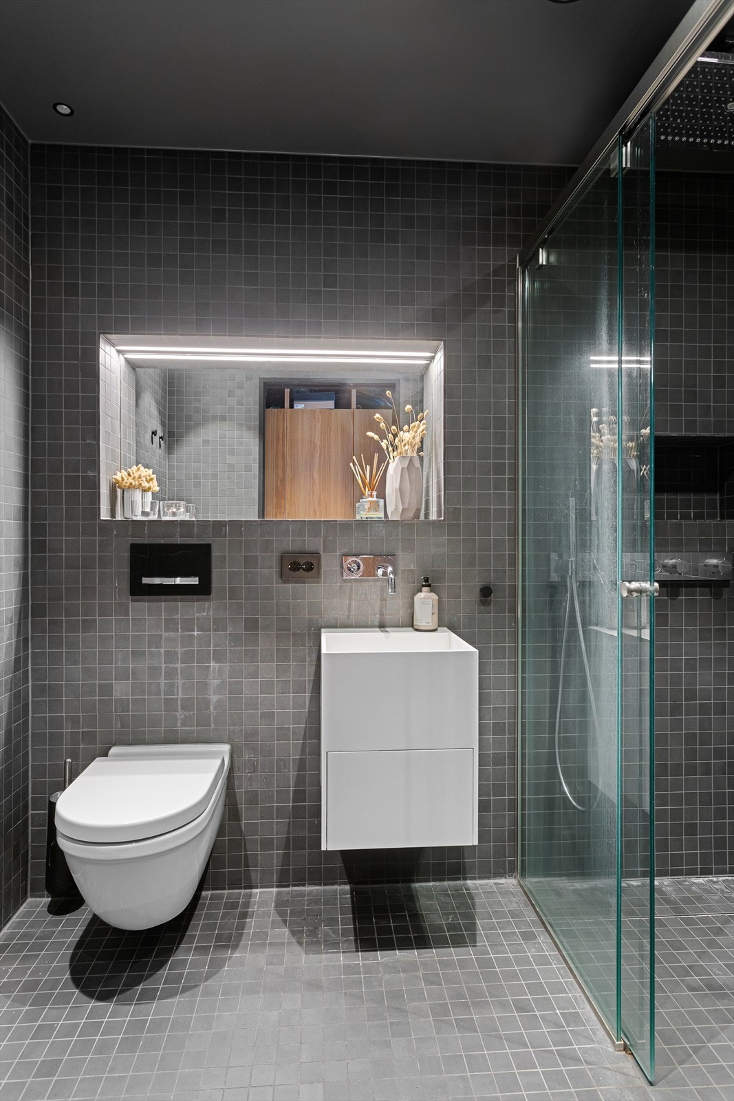 Bad 3 med dusjhjørne som har skyvbar dusjvegg av glass, veggmontert armatur og veggmontert regnfallsdusj Galleribilde