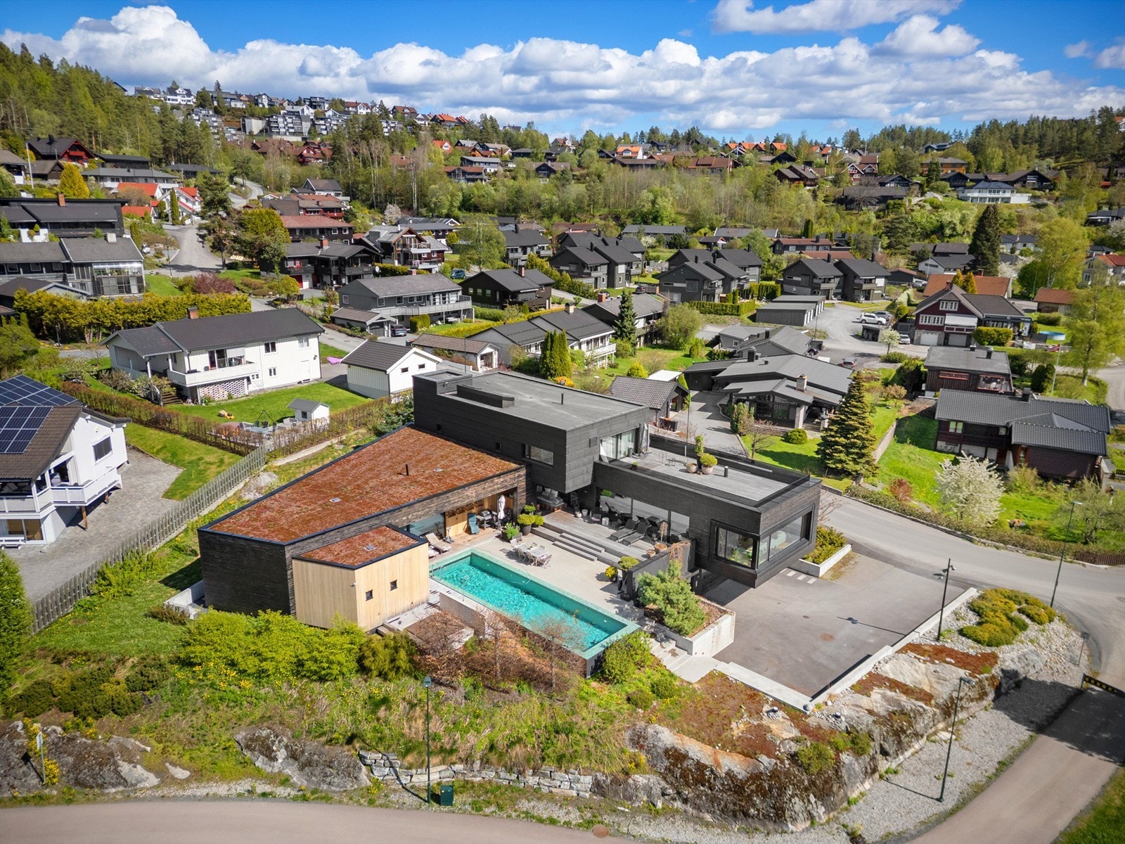 Forøvrig er det godt med biloppstillingsplasser på asfaltert gårdsplass og på parkeringsområde ved inngangsparti Galleribilde