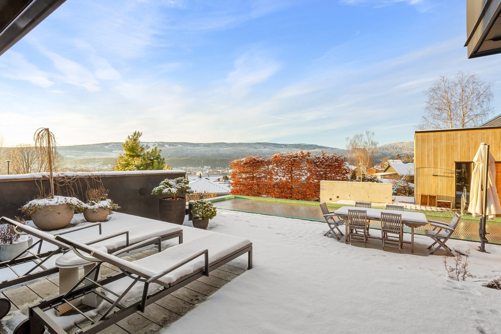 Romslig sydvendt terrasse på ca. 138 kvm som er delvis overbygget (overbygd del på ca. 42 kvm) Galleribilde
