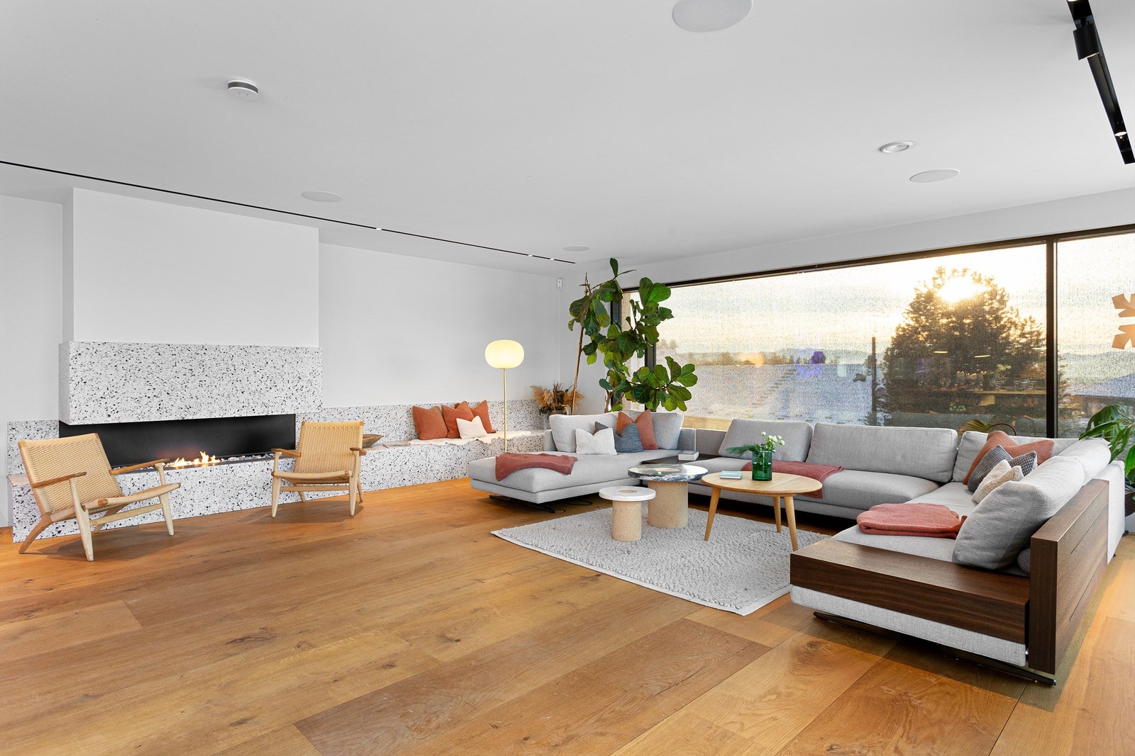 Store vindusflater langs flere yttervegger som gir godt med naturlig lys og flott utsikt Galleribilde